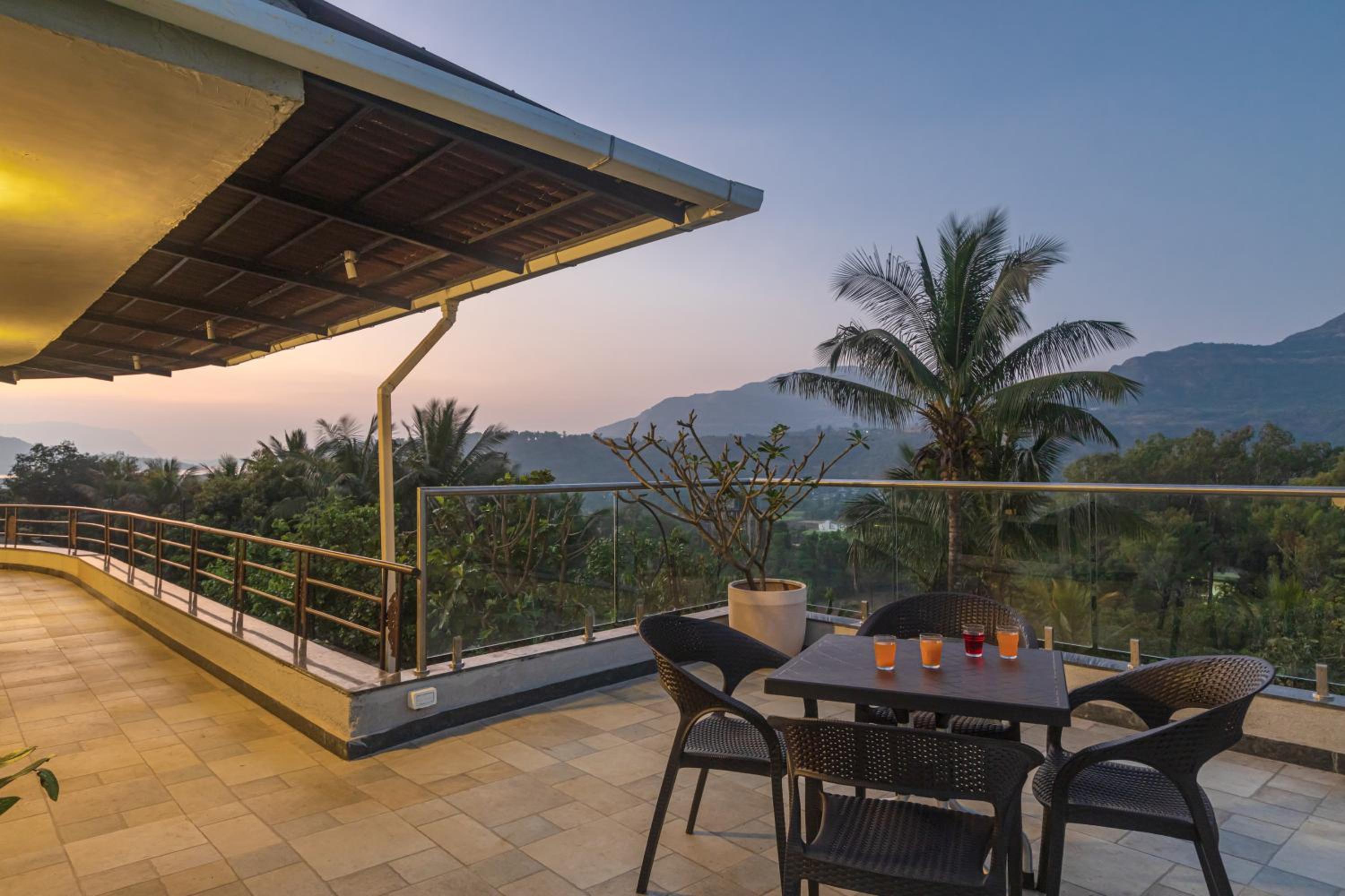 SaffronStays Kaleidoscope, 4BR heated pool villa in Mulshi