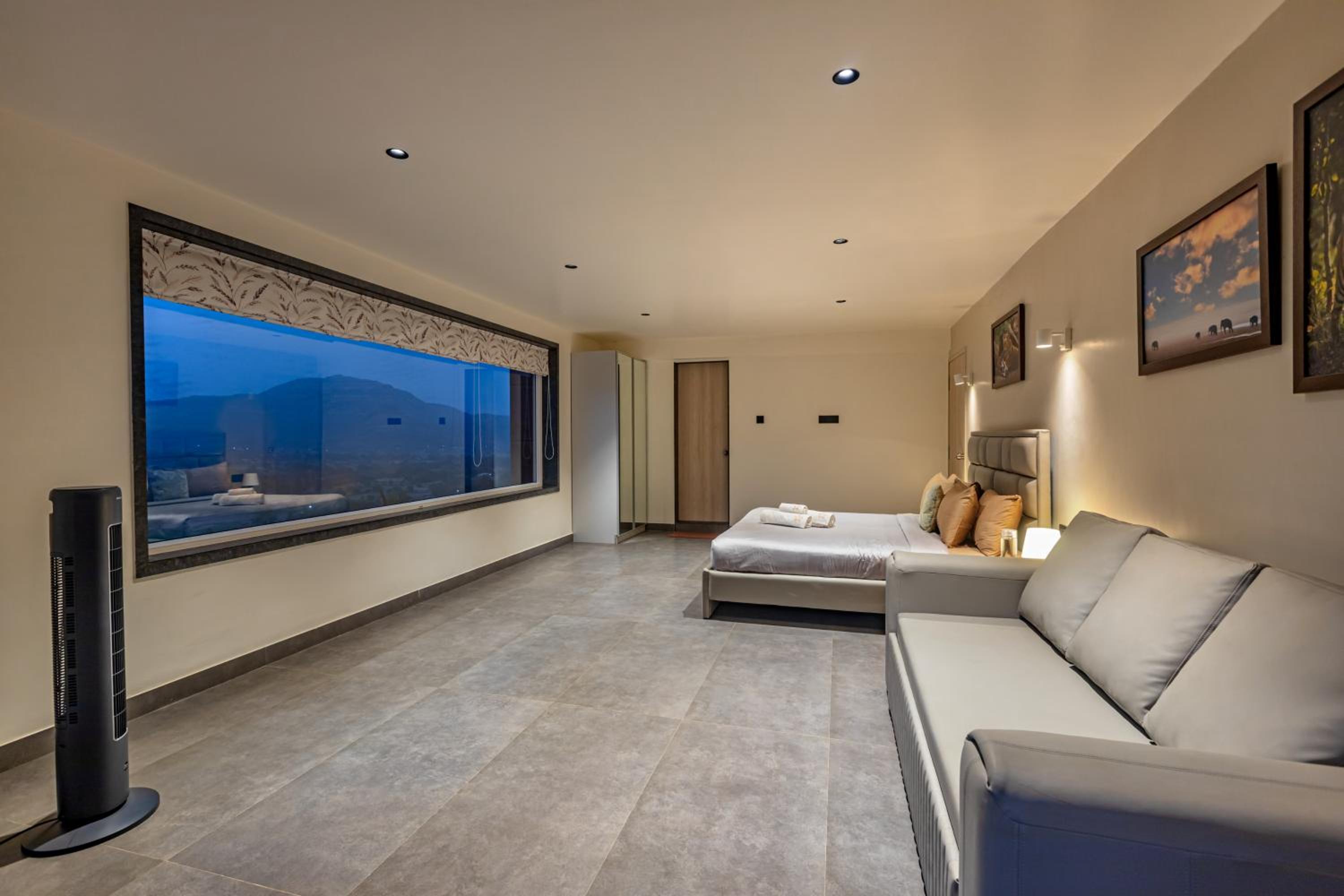SaffronStays Kaleidoscope, 4BR heated pool villa in Mulshi