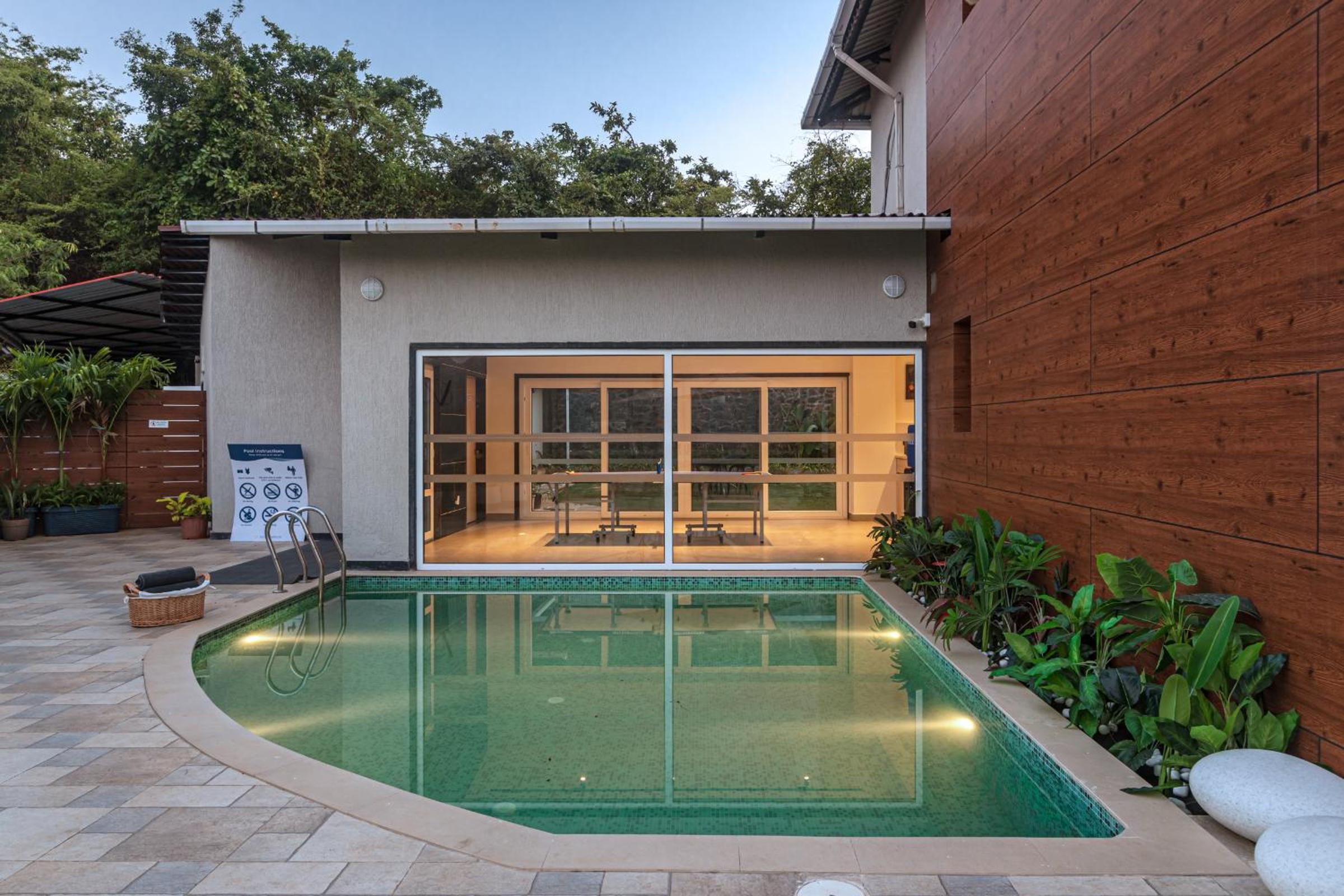 SaffronStays Kaleidoscope, 4BR heated pool villa in Mulshi