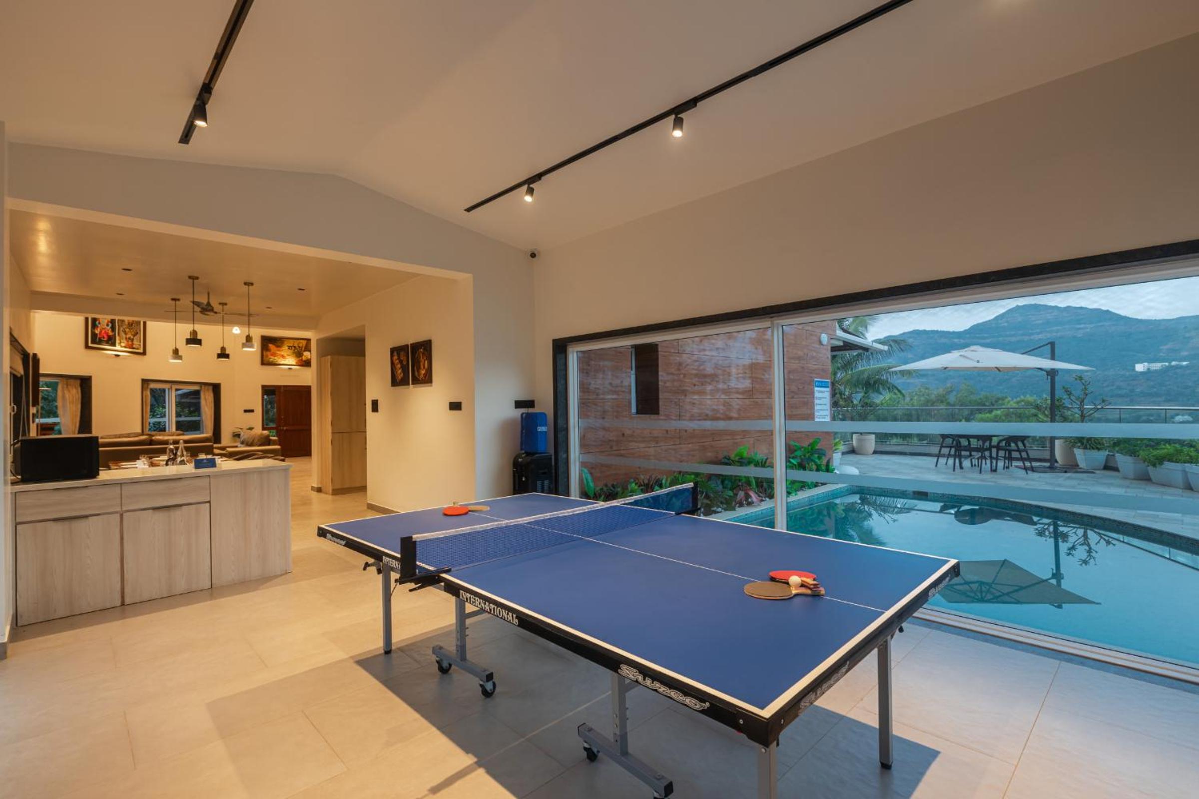SaffronStays Kaleidoscope, 4BR heated pool villa in Mulshi