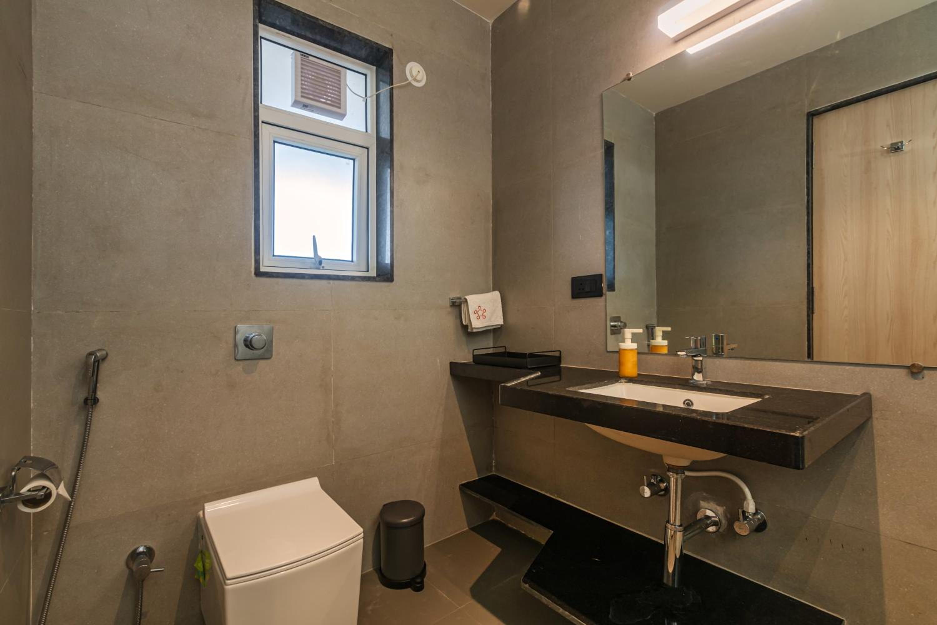 SaffronStays Kaleidoscope, 4BR heated pool villa in Mulshi