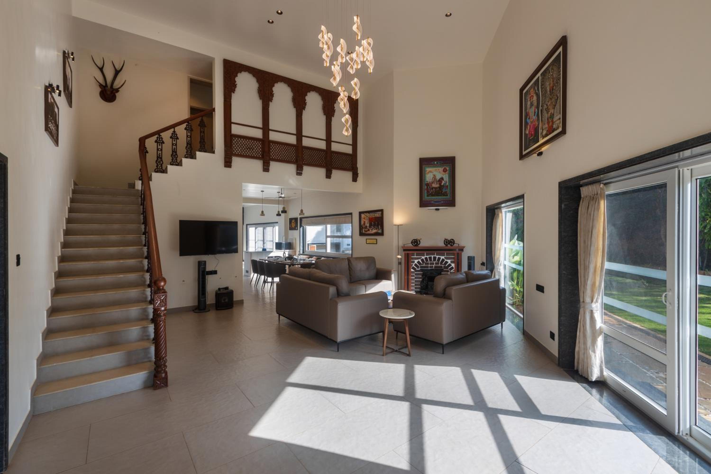 SaffronStays Kaleidoscope, 4BR heated pool villa in Mulshi