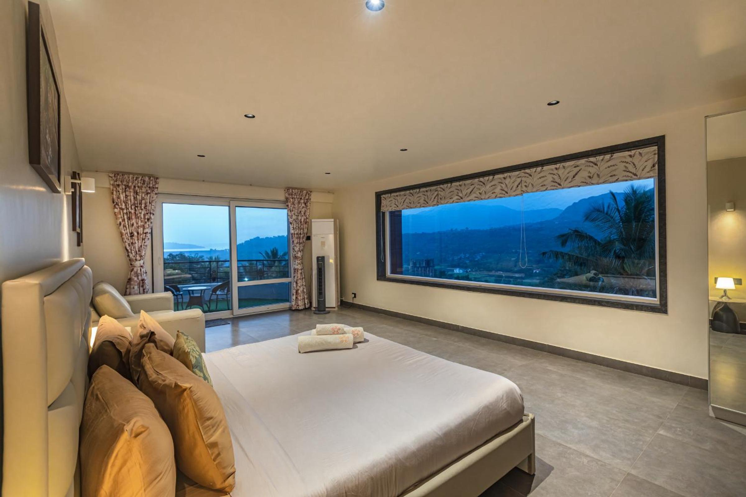 SaffronStays Kaleidoscope, 4BR heated pool villa in Mulshi