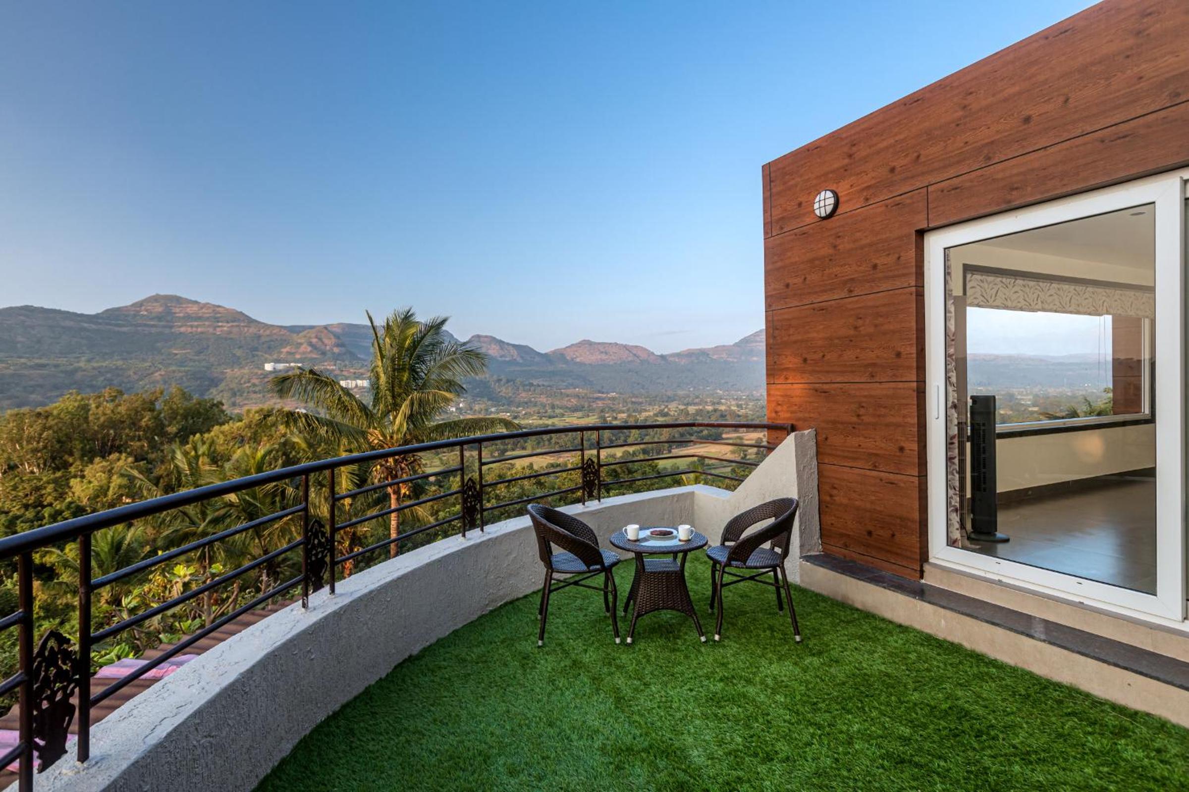 SaffronStays Kaleidoscope, 4BR heated pool villa in Mulshi