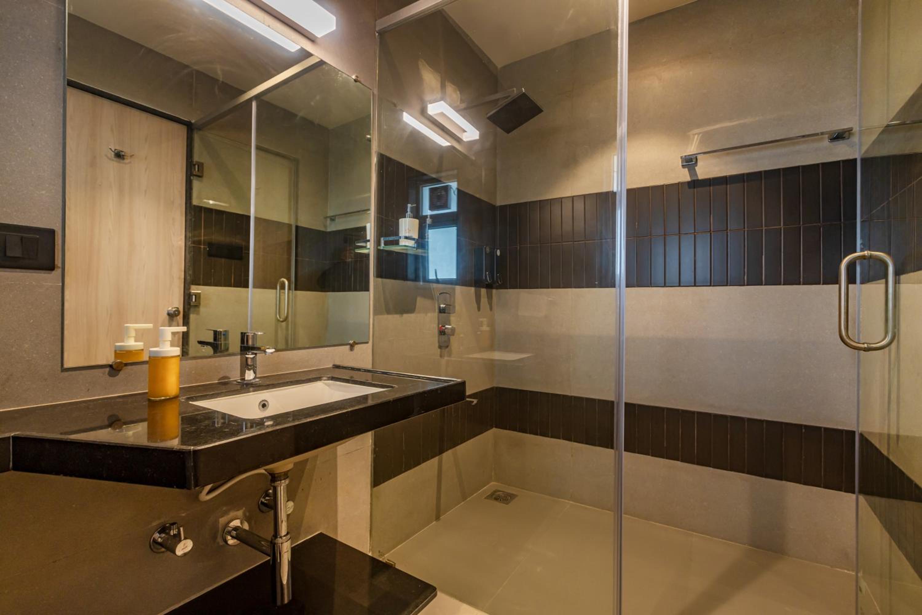 SaffronStays Kaleidoscope, 4BR heated pool villa in Mulshi