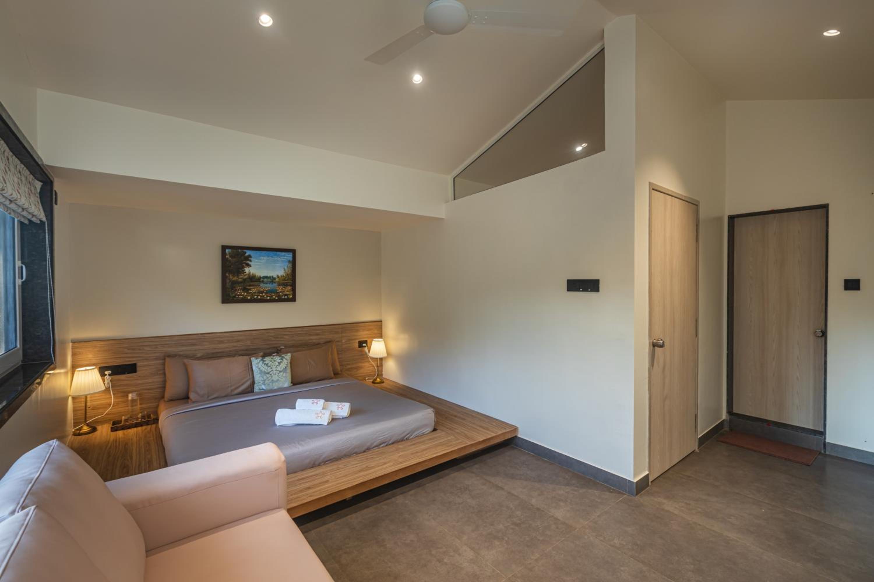 SaffronStays Kaleidoscope, 4BR heated pool villa in Mulshi