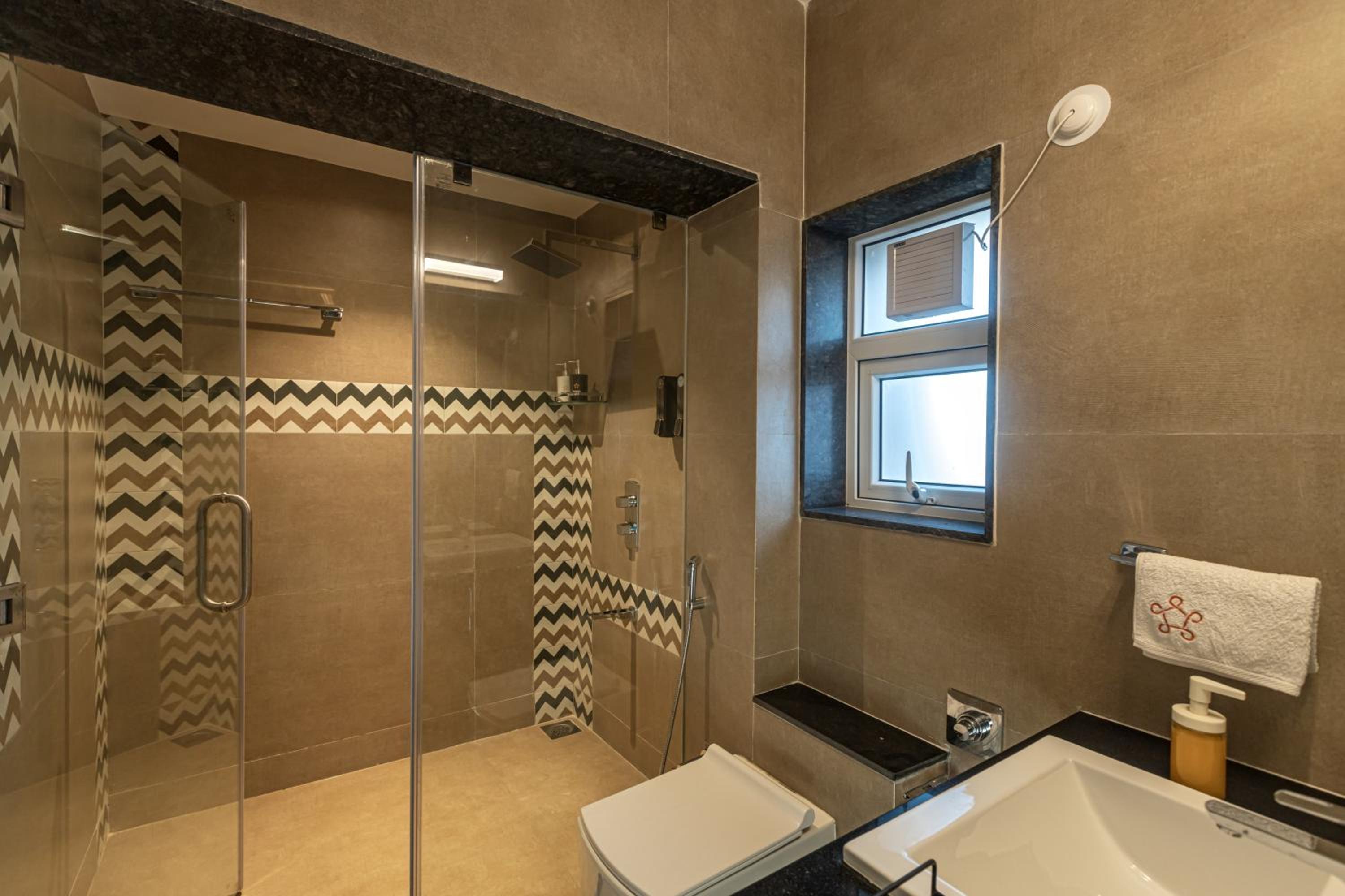 SaffronStays Kaleidoscope, 4BR heated pool villa in Mulshi