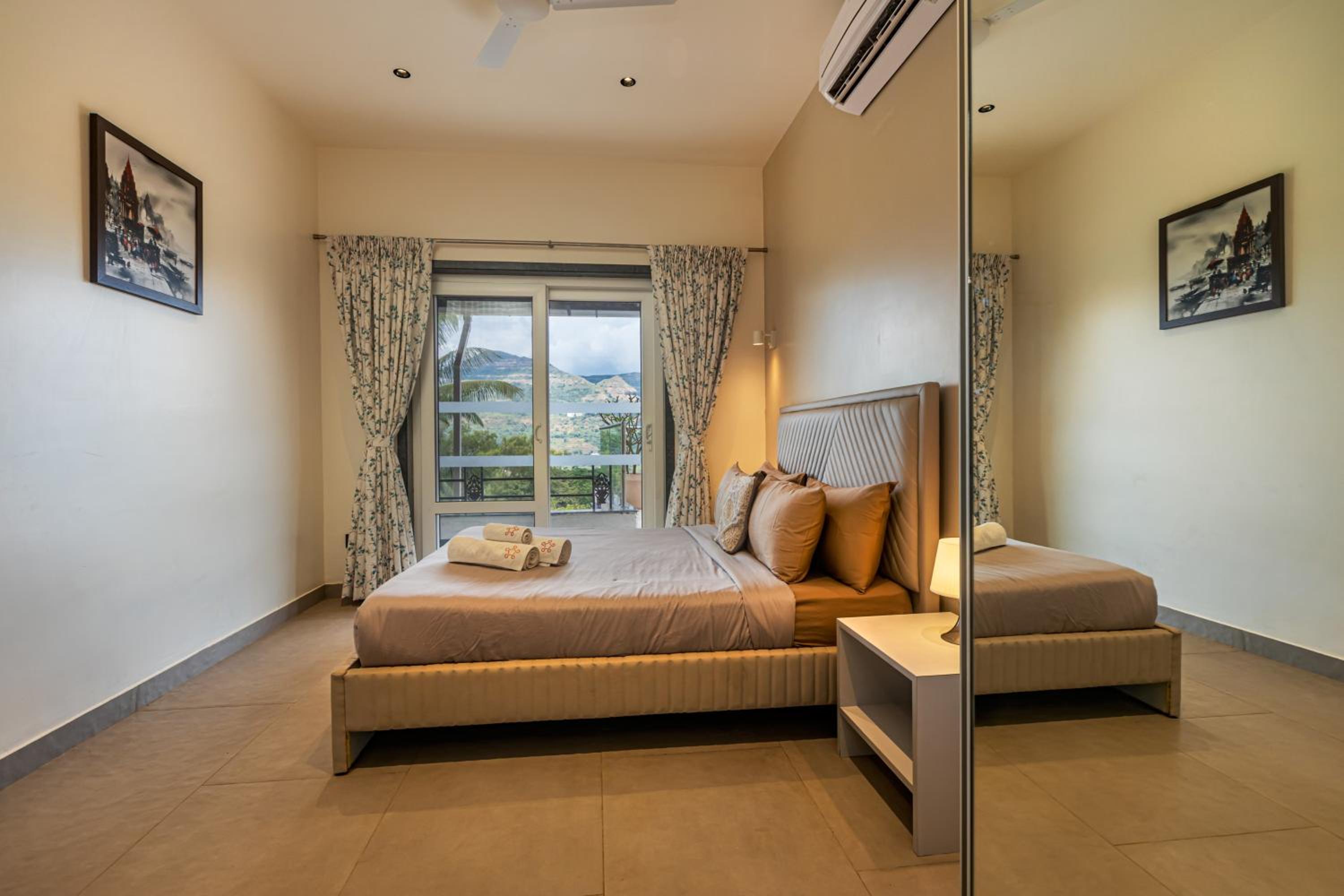 SaffronStays Kaleidoscope, 4BR heated pool villa in Mulshi