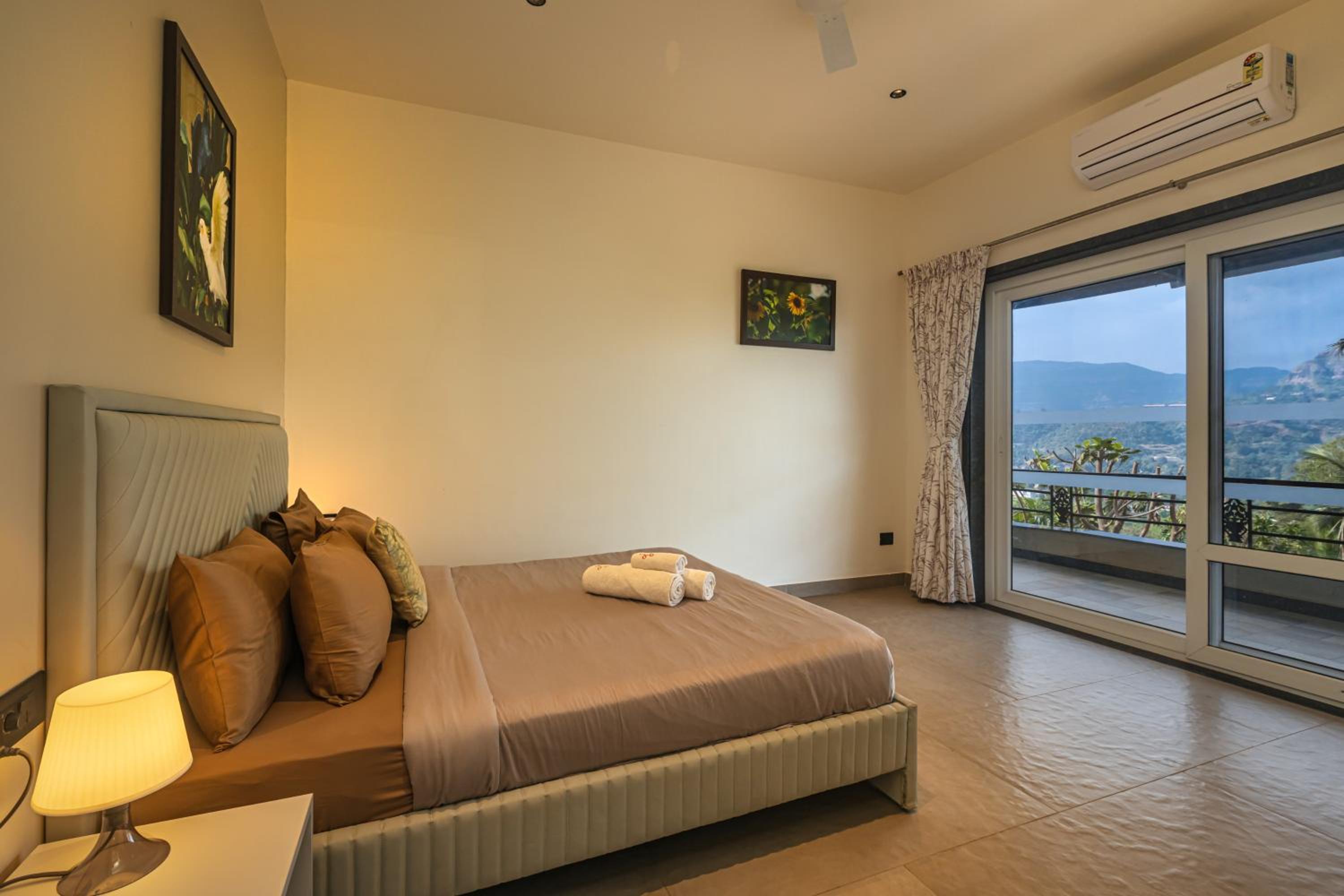 SaffronStays Kaleidoscope, 4BR heated pool villa in Mulshi