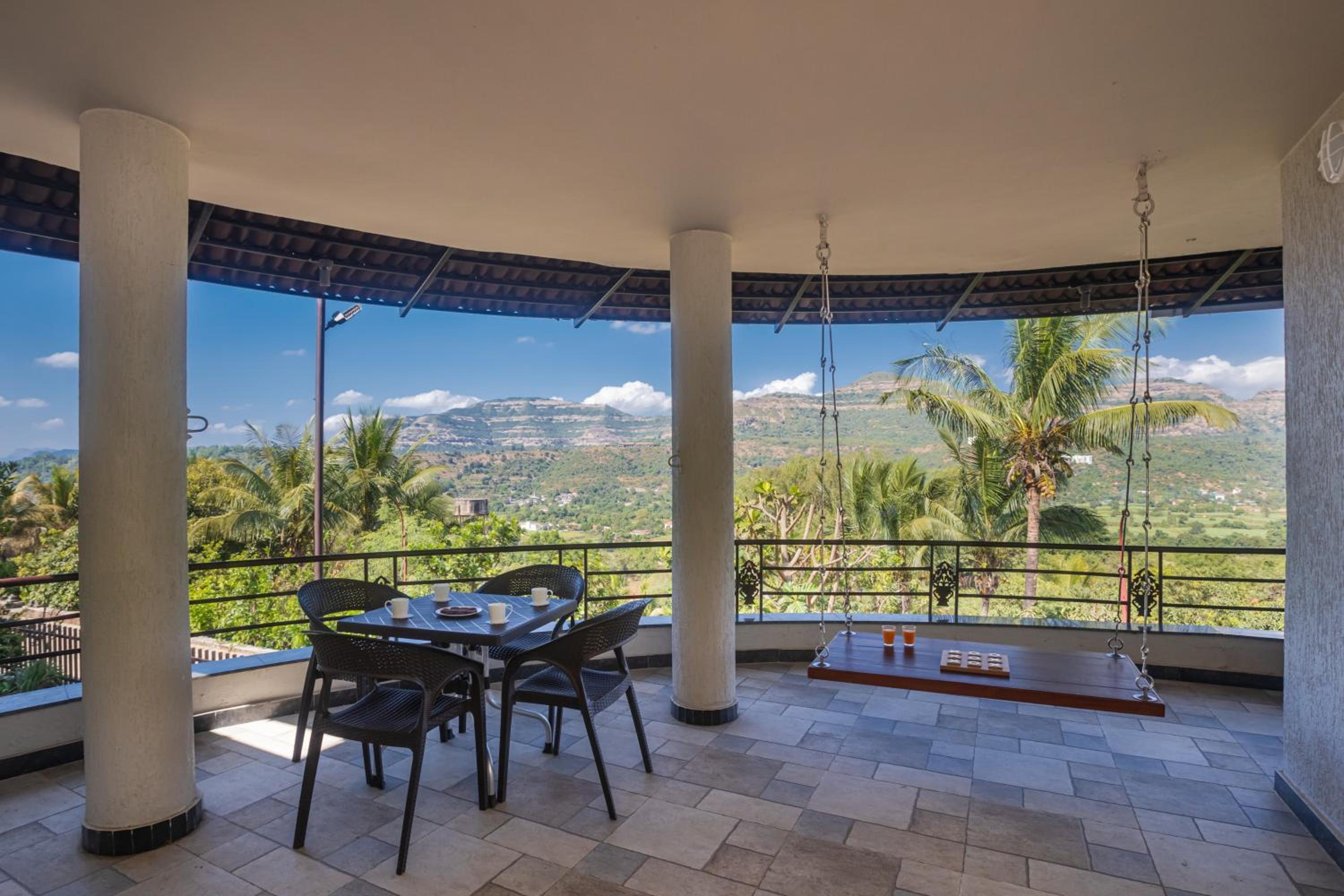 SaffronStays Kaleidoscope, 4BR heated pool villa in Mulshi
