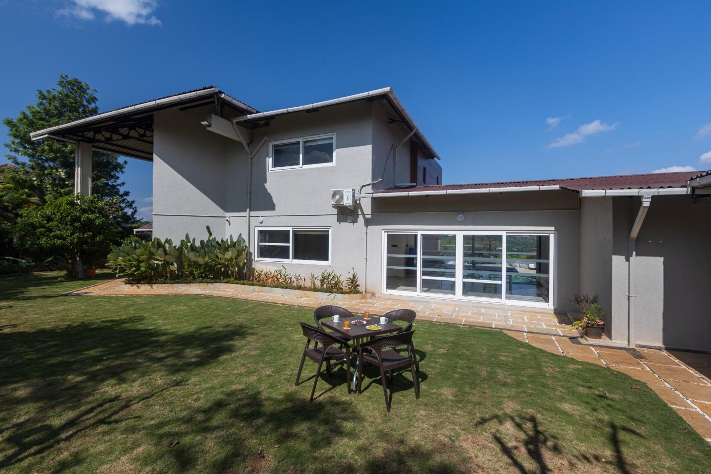 SaffronStays Kaleidoscope, 4BR heated pool villa in Mulshi