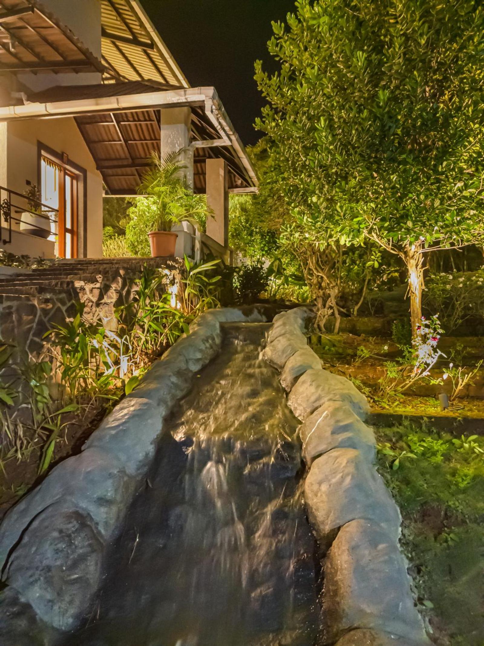SaffronStays Kaleidoscope, 4BR heated pool villa in Mulshi