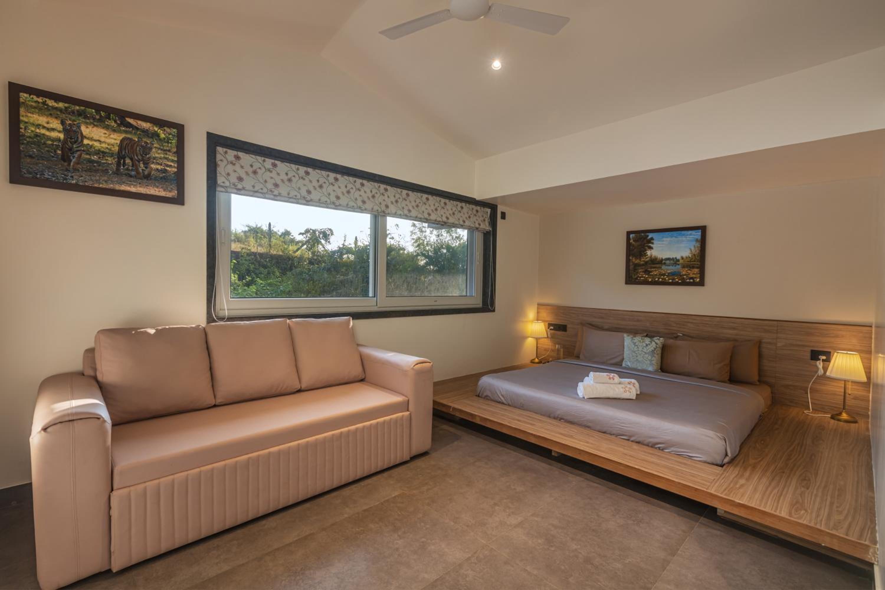 SaffronStays Kaleidoscope, 4BR heated pool villa in Mulshi