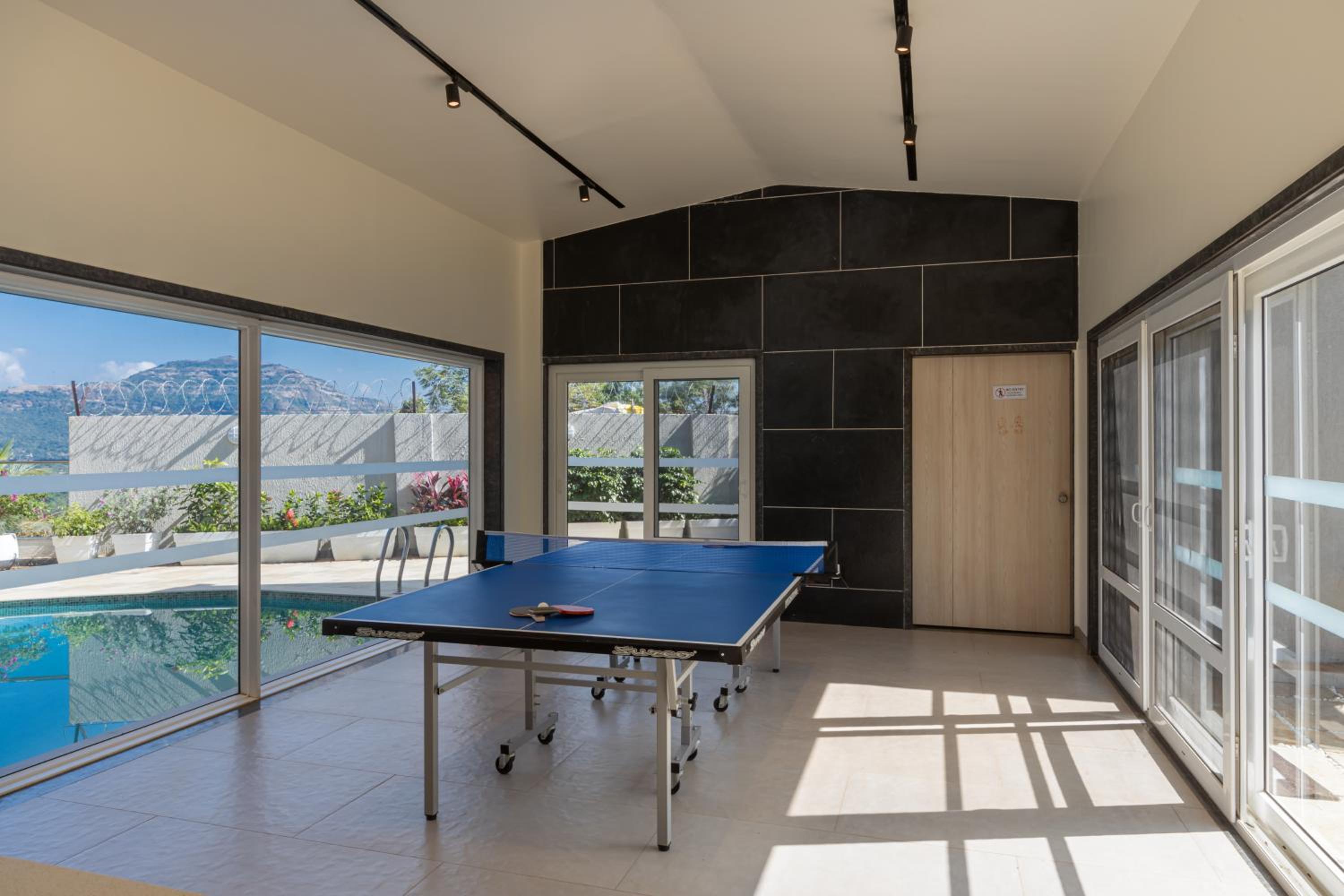 SaffronStays Kaleidoscope, 4BR heated pool villa in Mulshi
