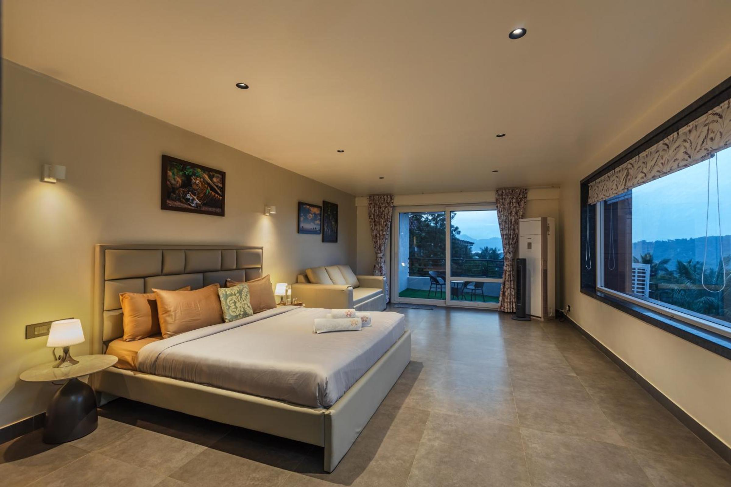SaffronStays Kaleidoscope, 4BR heated pool villa in Mulshi