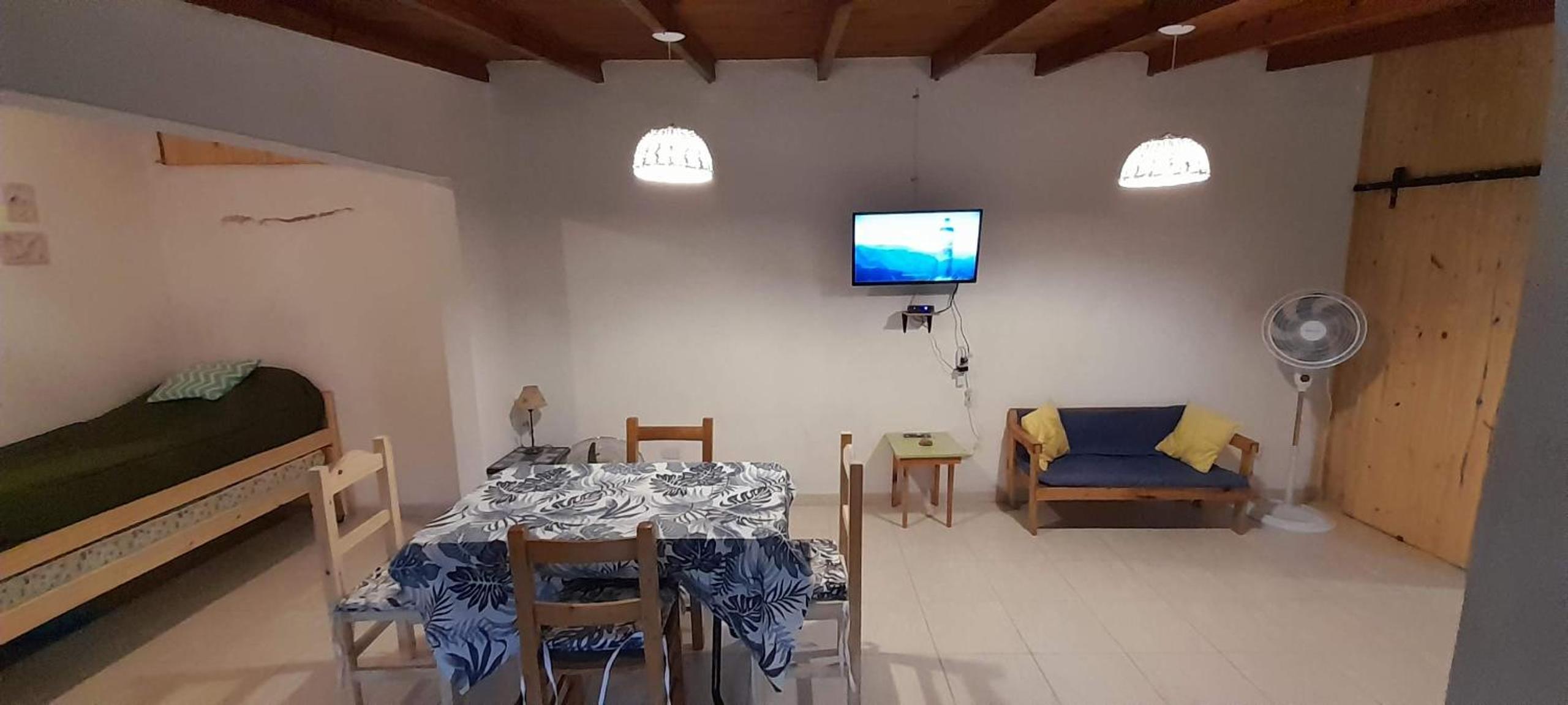 Casa con pileta, jardín, cochera y parrilla en Chascomús. Capac. 4 personas