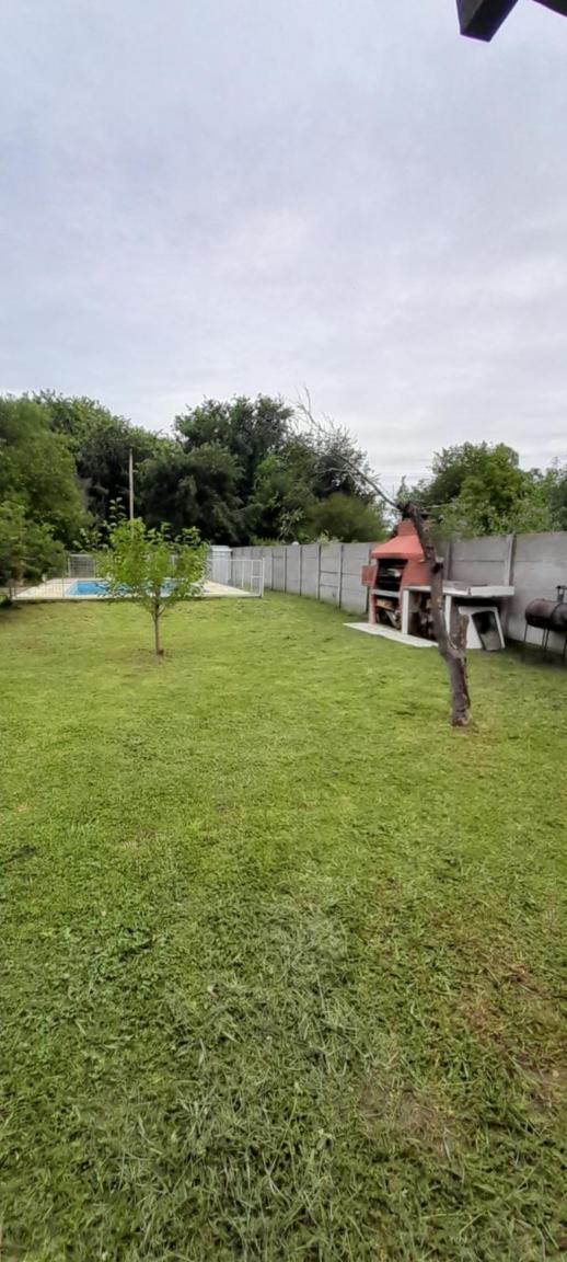Casa con pileta, jardín, cochera y parrilla en Chascomús. Capac. 4 personas