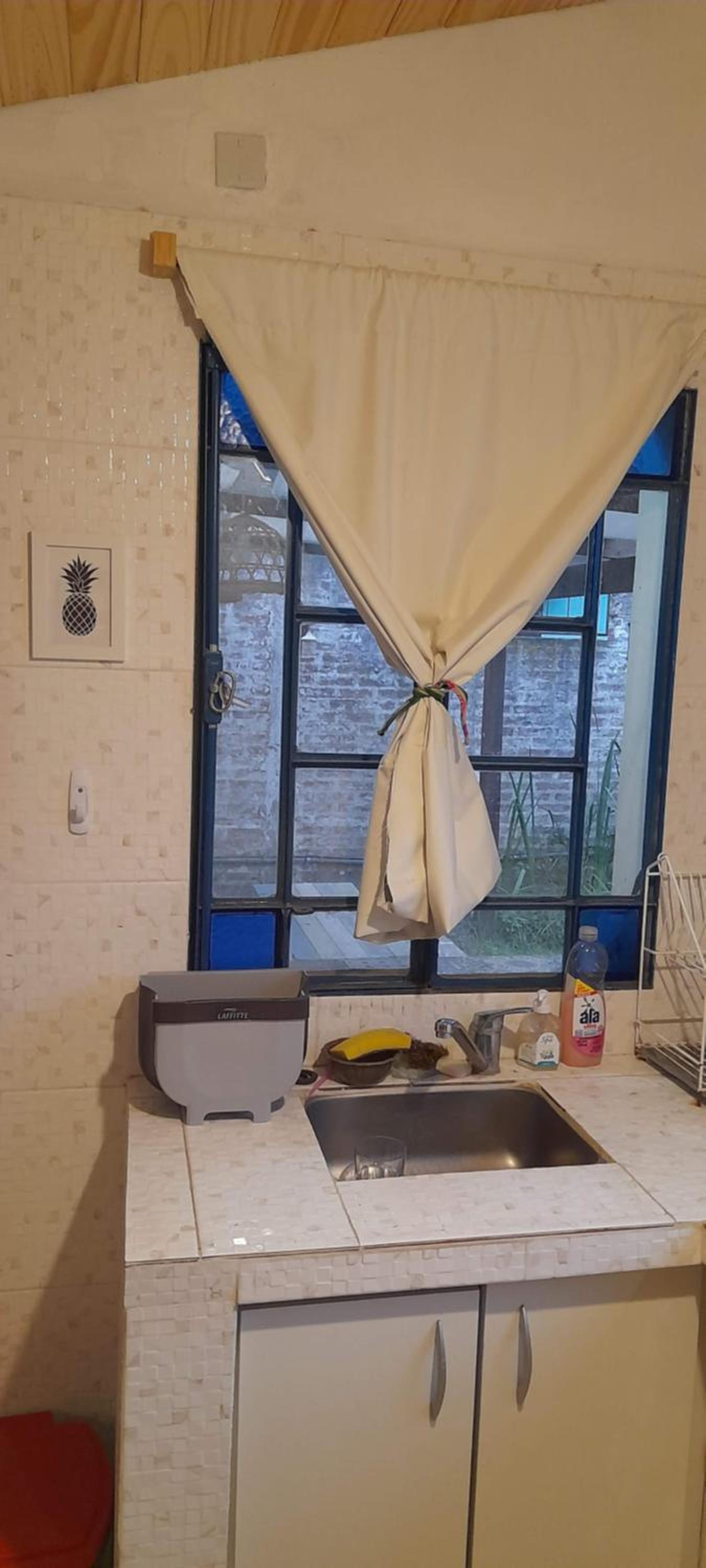 Casa con pileta, jardín, cochera y parrilla en Chascomús. Capac. 4 personas