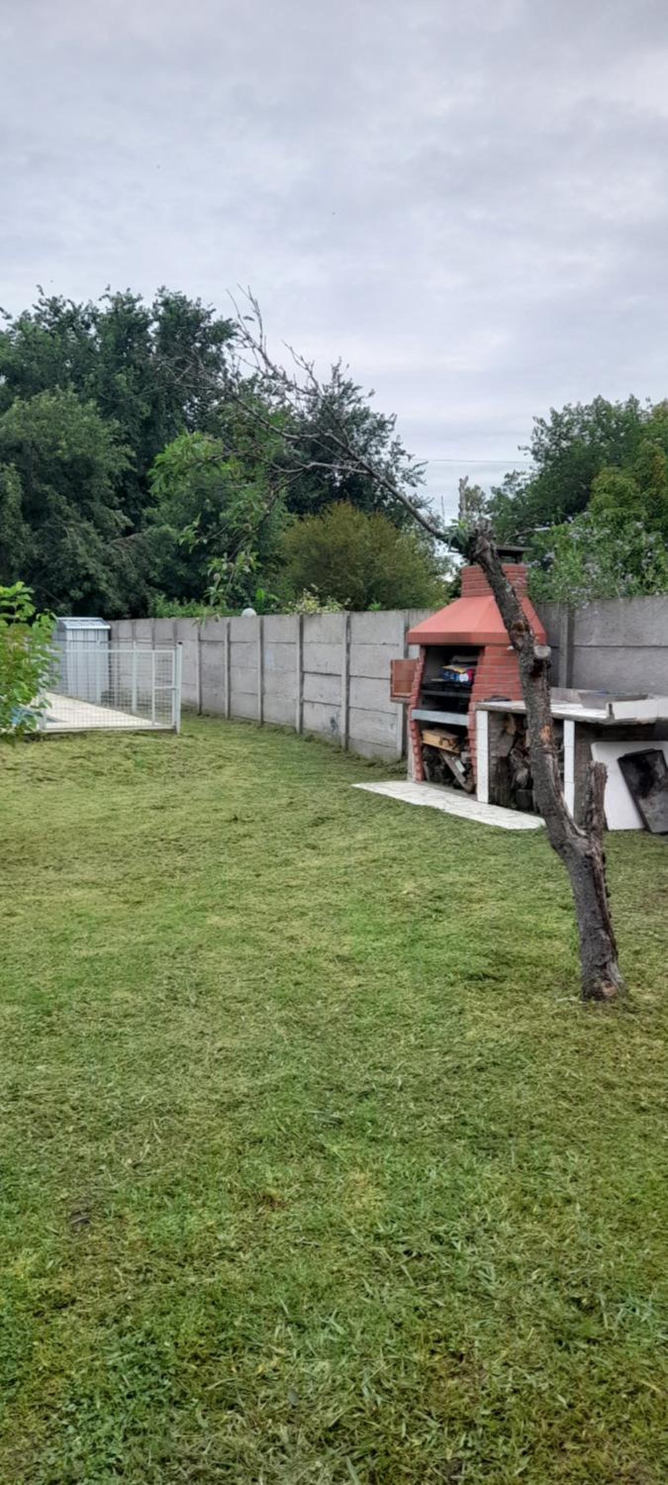 Casa con pileta, jardín, cochera y parrilla en Chascomús. Capac. 4 personas