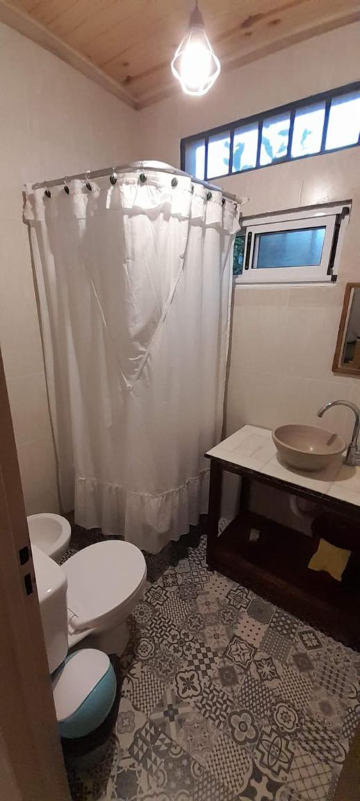 Casa con pileta, jardín, cochera y parrilla en Chascomús. Capac. 4 personas