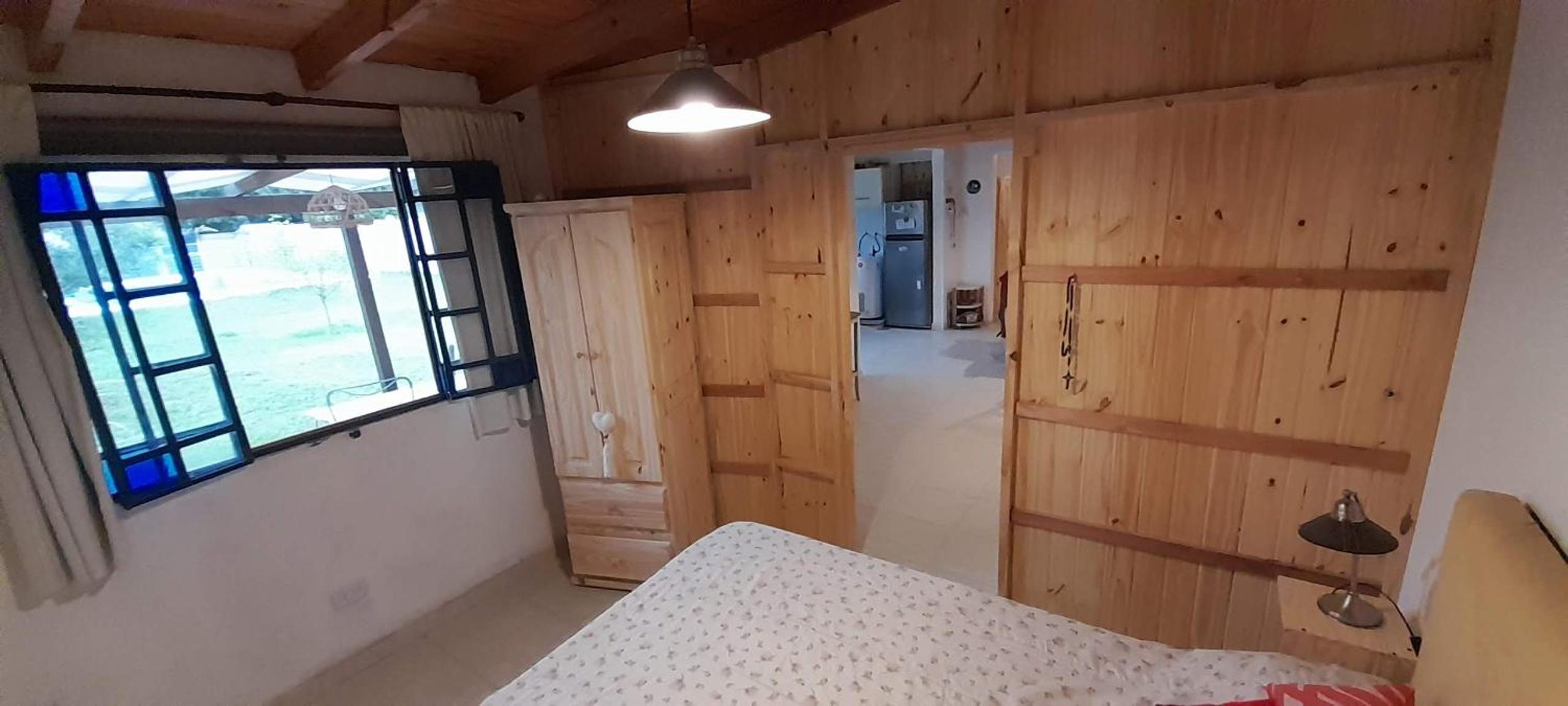 Casa con pileta, jardín, cochera y parrilla en Chascomús. Capac. 4 personas
