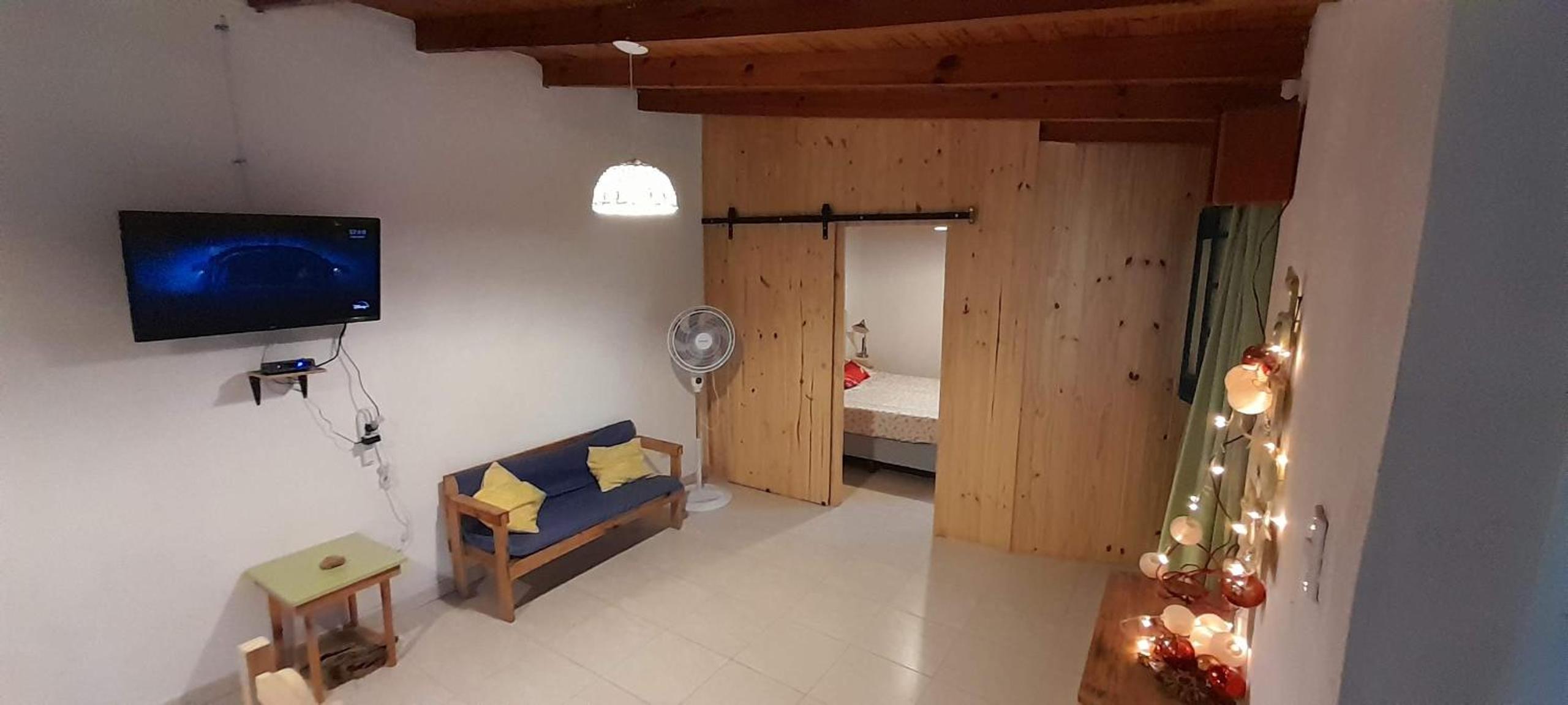 Casa con pileta, jardín, cochera y parrilla en Chascomús. Capac. 4 personas