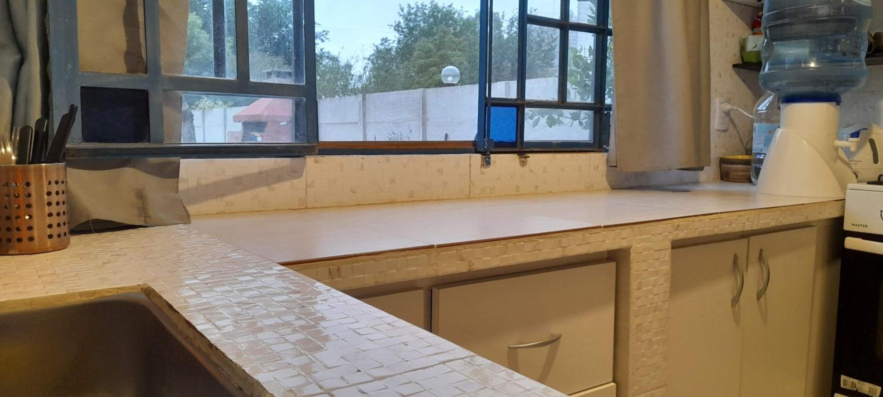 Casa con pileta, jardín, cochera y parrilla en Chascomús. Capac. 4 personas