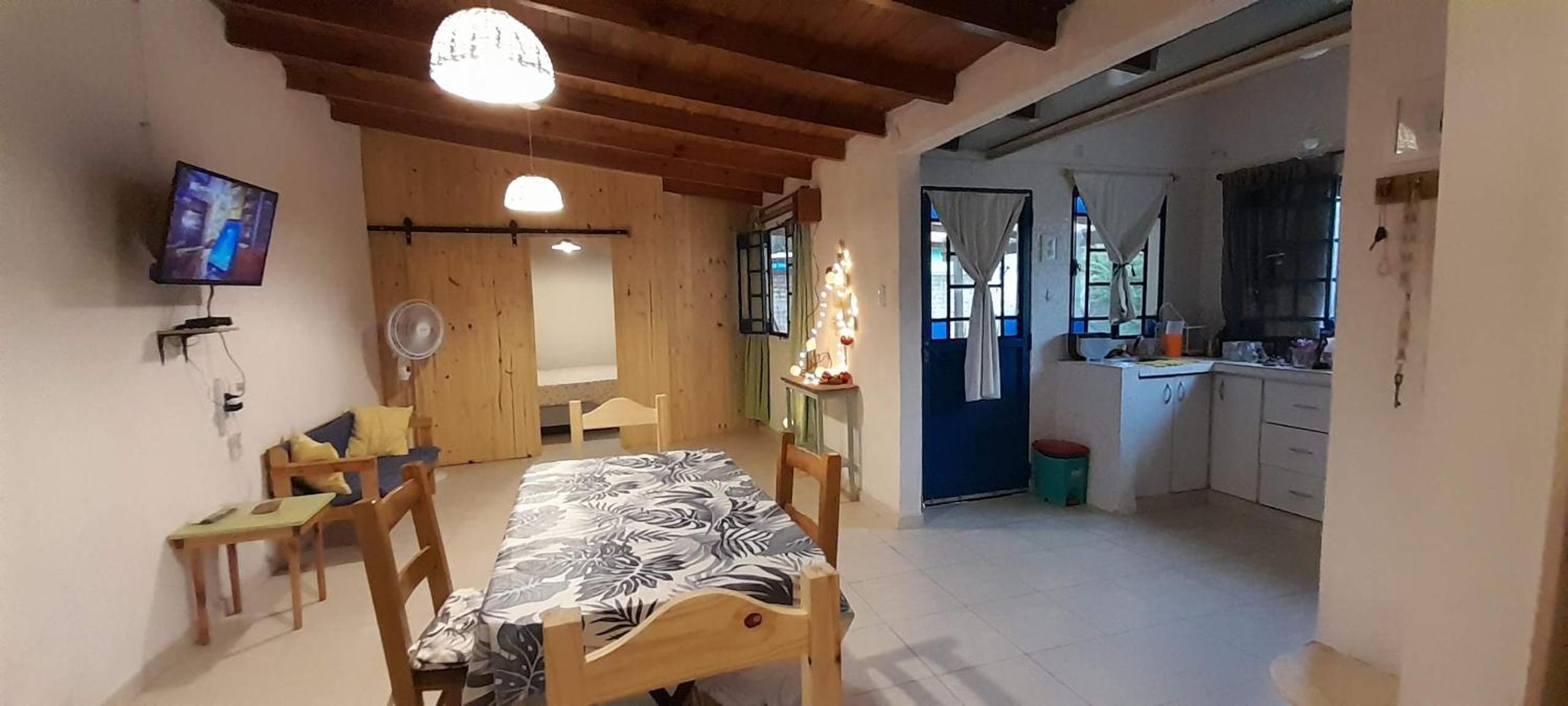 Casa con pileta, jardín, cochera y parrilla en Chascomús. Capac. 4 personas
