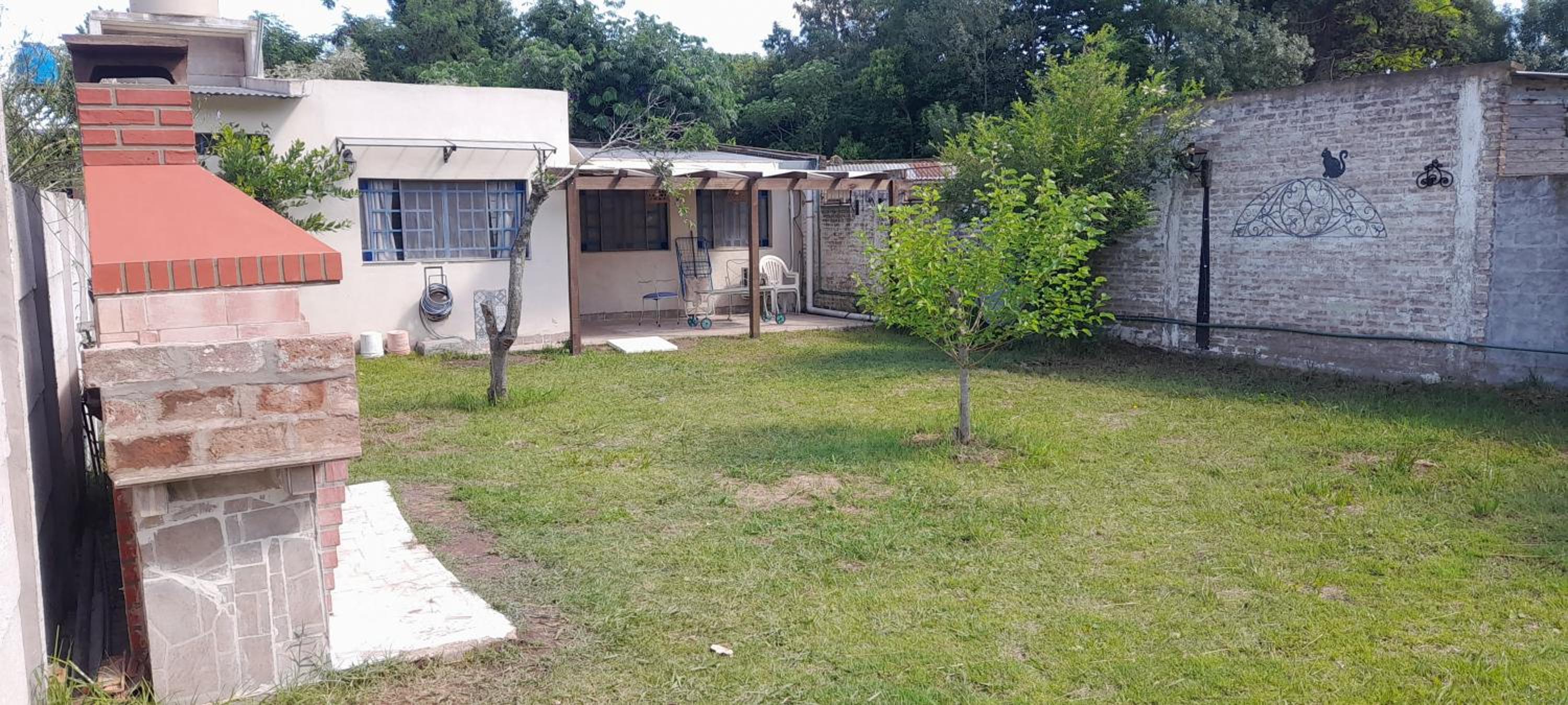 Casa con pileta, jardín, cochera y parrilla en Chascomús. Capac. 4 personas