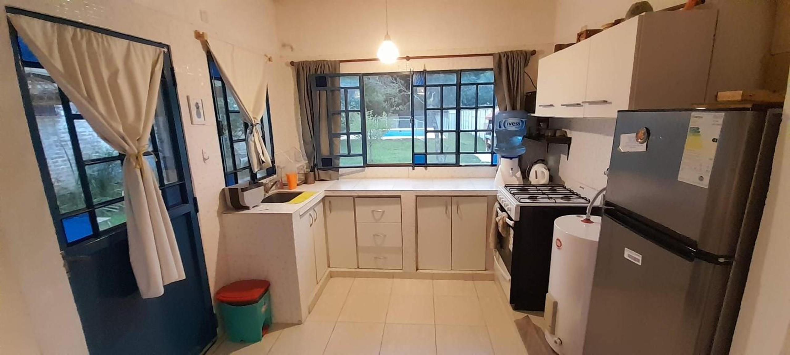 Casa con pileta, jardín, cochera y parrilla en Chascomús. Capac. 4 personas