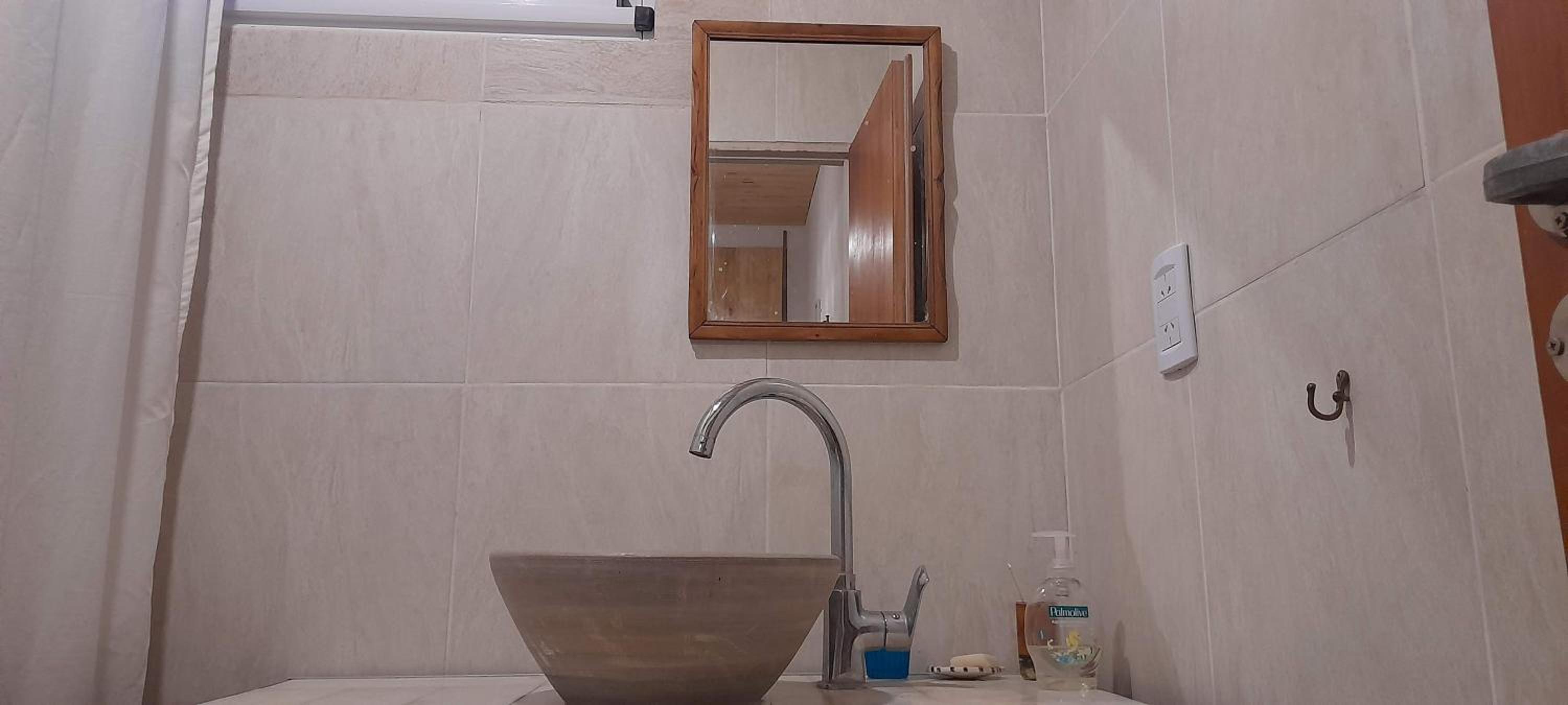 Casa con pileta, jardín, cochera y parrilla en Chascomús. Capac. 4 personas