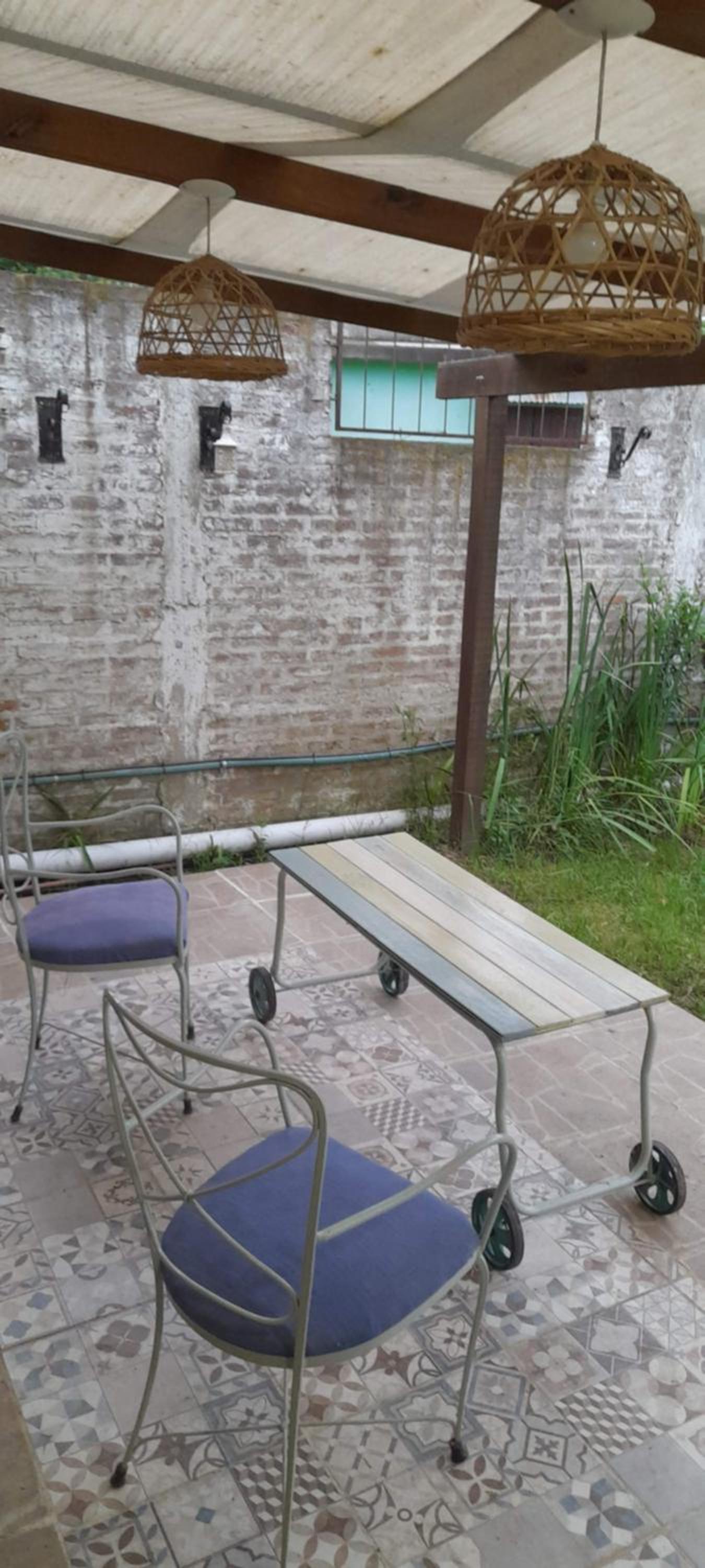 Casa con pileta, jardín, cochera y parrilla en Chascomús. Capac. 4 personas