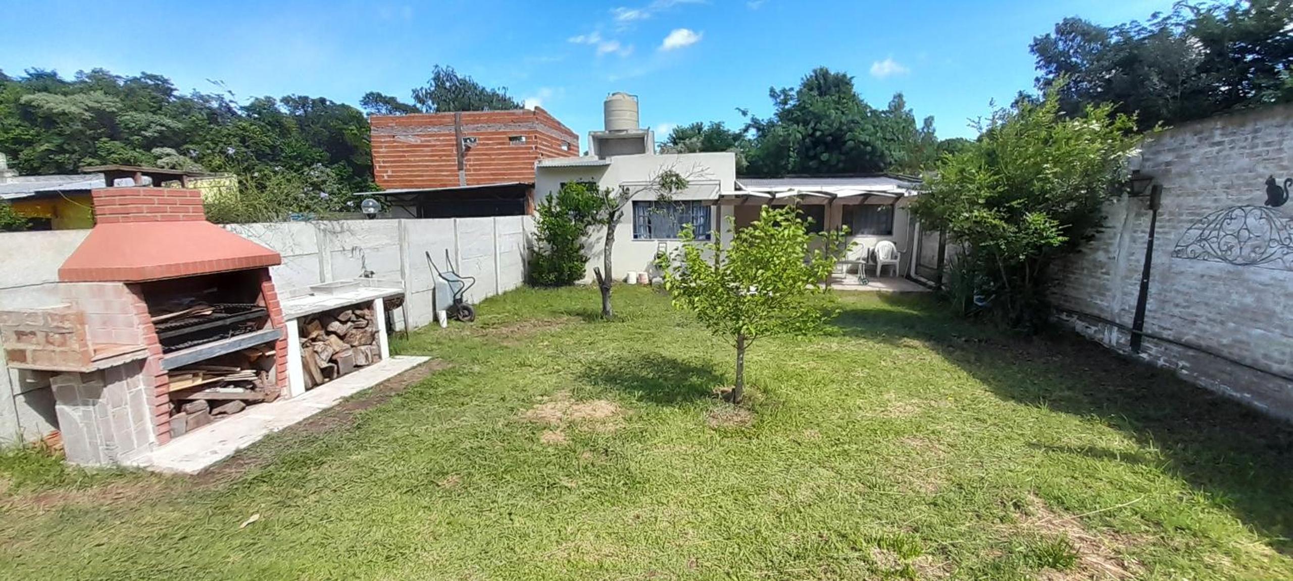 Casa con pileta, jardín, cochera y parrilla en Chascomús. Capac. 4 personas
