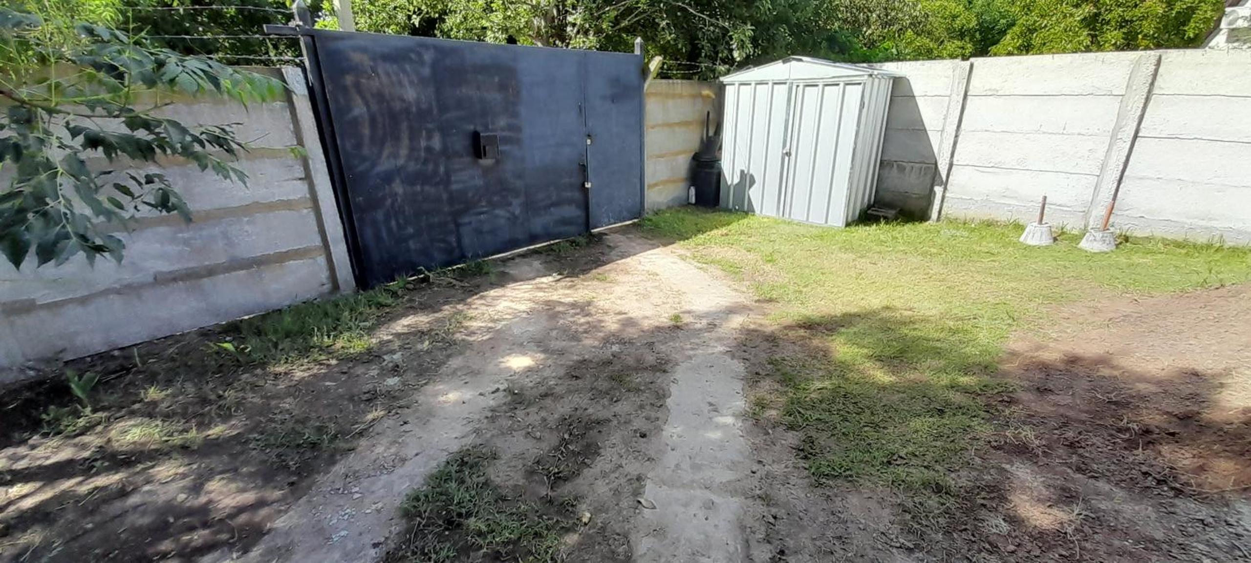 Casa con pileta, jardín, cochera y parrilla en Chascomús. Capac. 4 personas