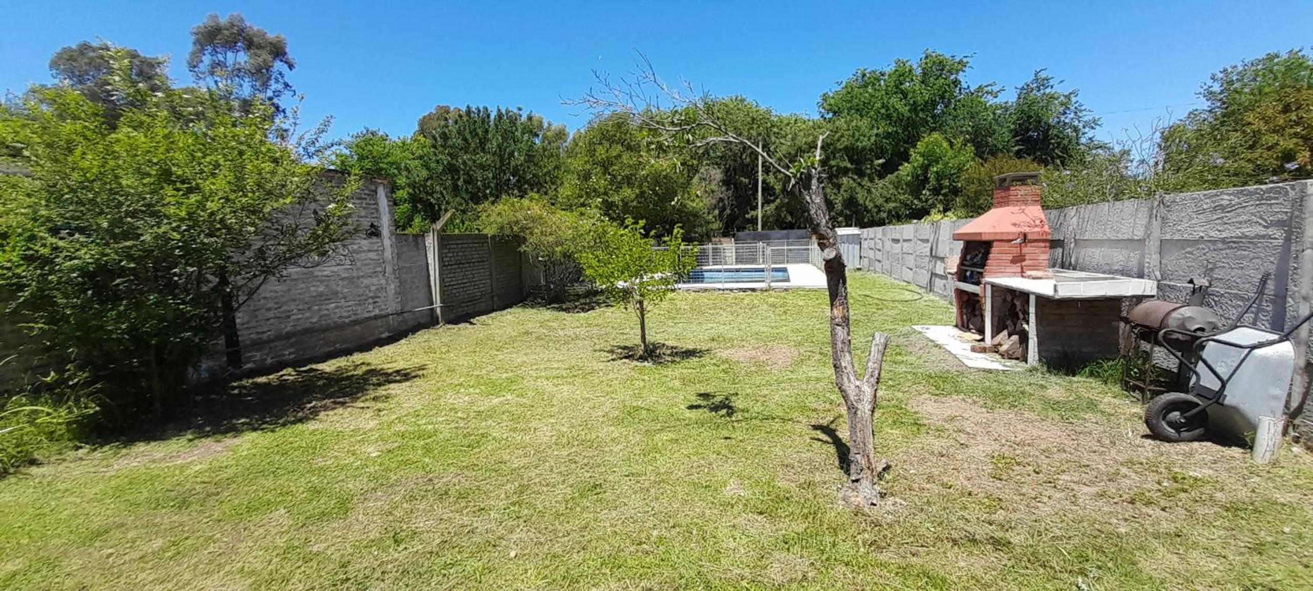 Casa con pileta, jardín, cochera y parrilla en Chascomús. Capac. 4 personas
