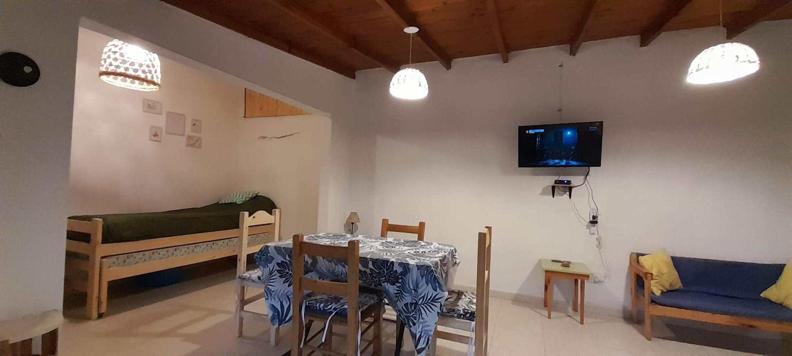 Casa con pileta, jardín, cochera y parrilla en Chascomús. Capac. 4 personas