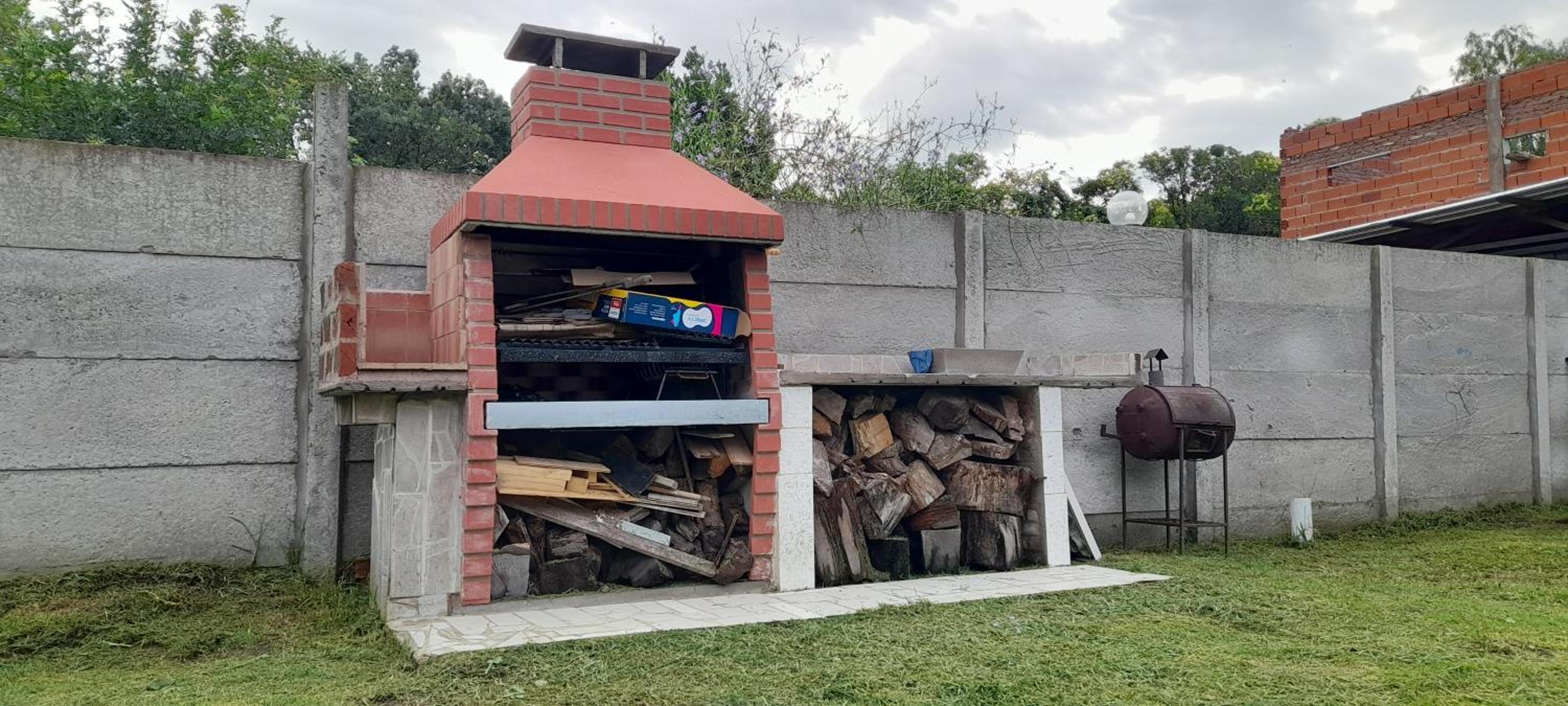 Casa con pileta, jardín, cochera y parrilla en Chascomús. Capac. 4 personas