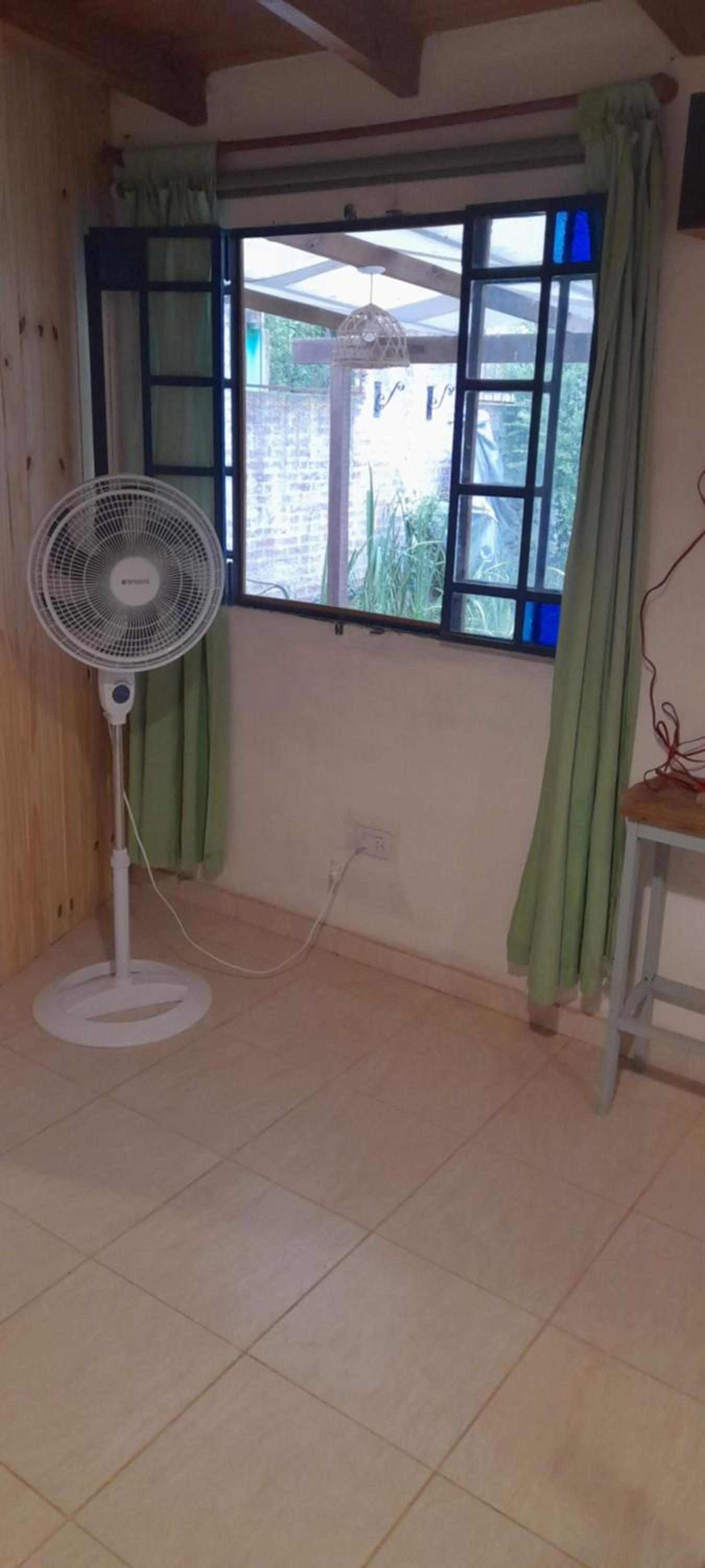Casa con pileta, jardín, cochera y parrilla en Chascomús. Capac. 4 personas