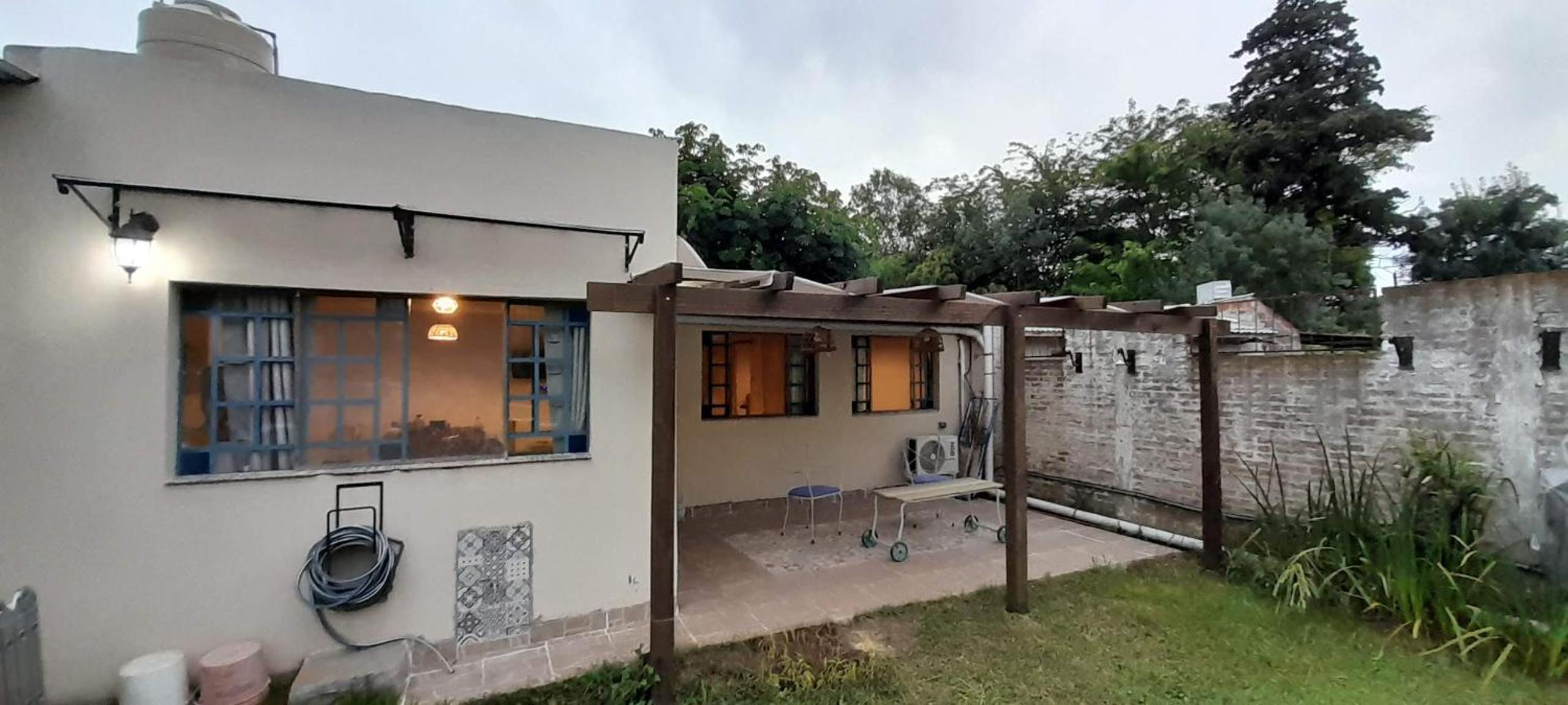 Casa con pileta, jardín, cochera y parrilla en Chascomús. Capac. 4 personas