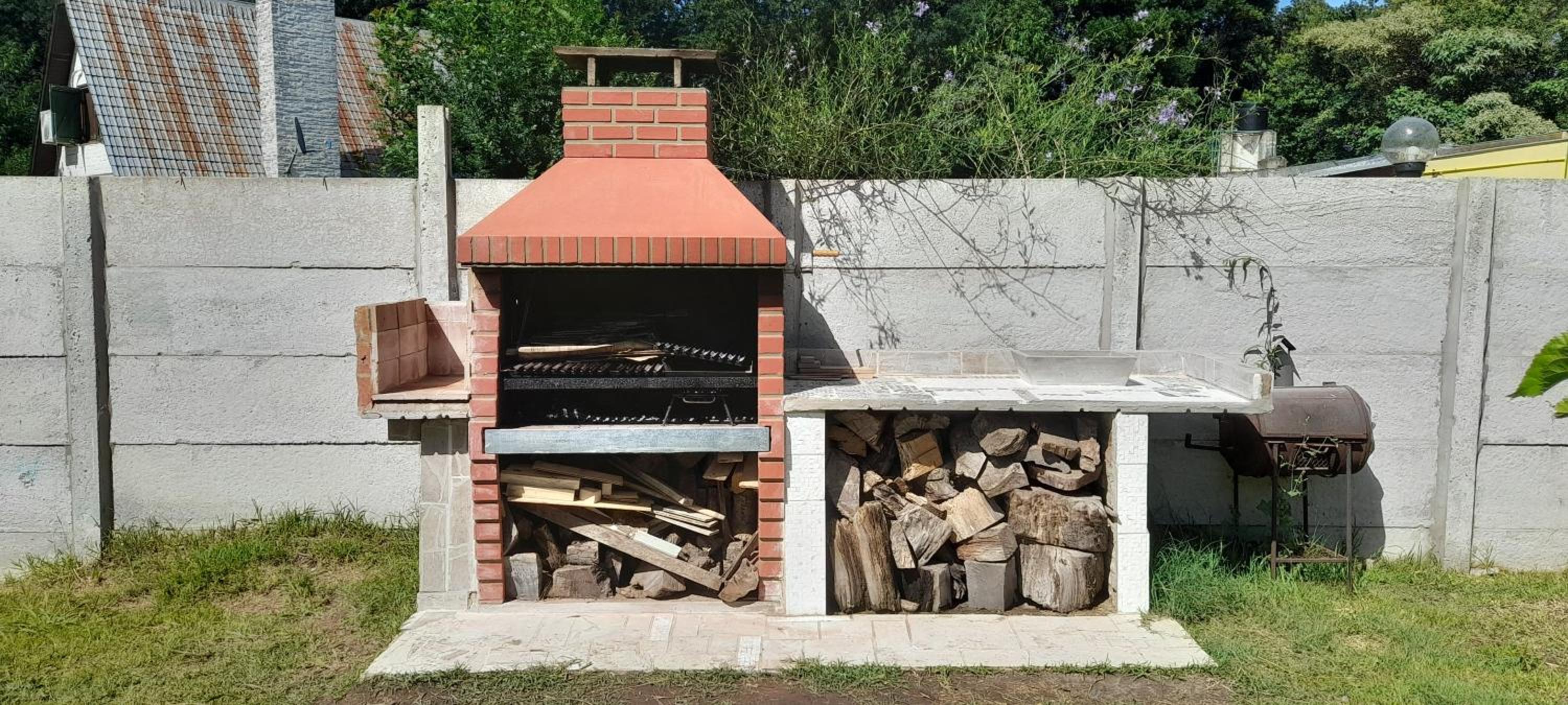 Casa con pileta, jardín, cochera y parrilla en Chascomús. Capac. 4 personas