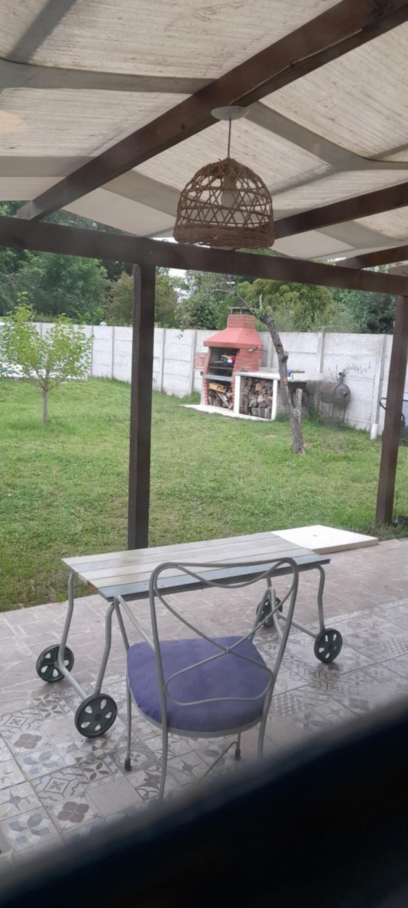 Casa con pileta, jardín, cochera y parrilla en Chascomús. Capac. 4 personas