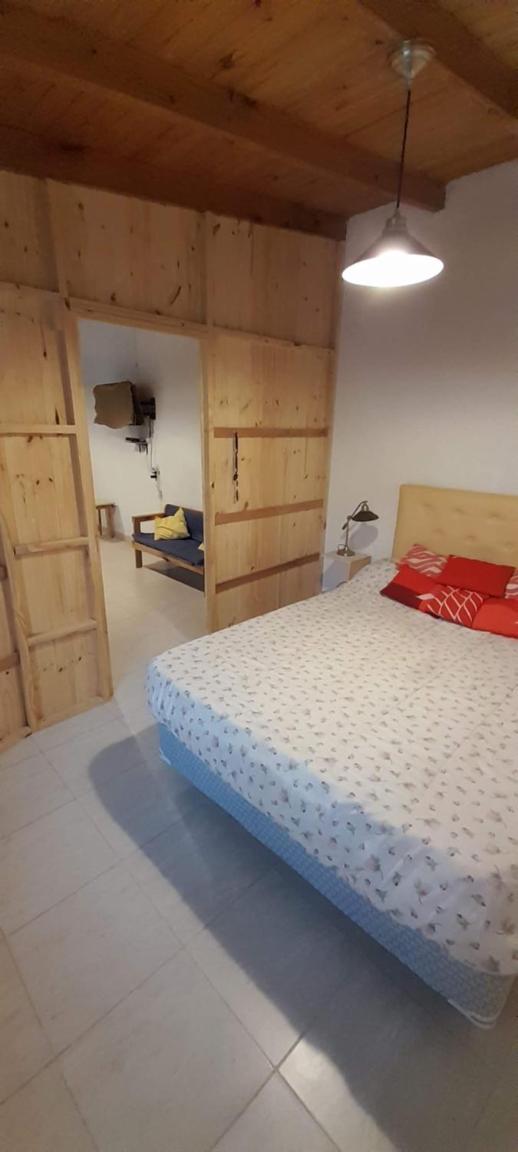 Casa con pileta, jardín, cochera y parrilla en Chascomús. Capac. 4 personas