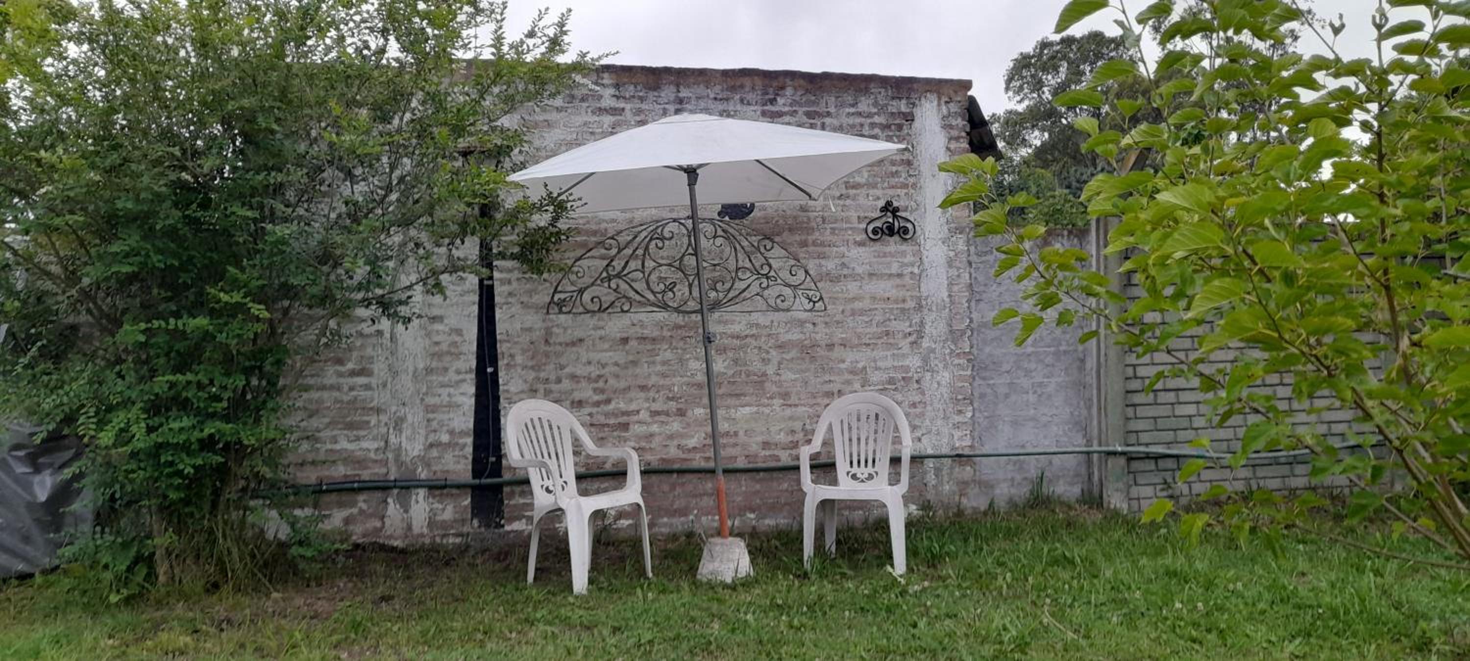 Casa con pileta, jardín, cochera y parrilla en Chascomús. Capac. 4 personas