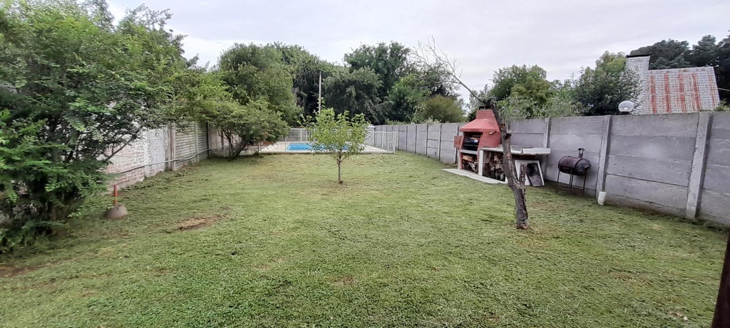 Casa con pileta, jardín, cochera y parrilla en Chascomús. Capac. 4 personas