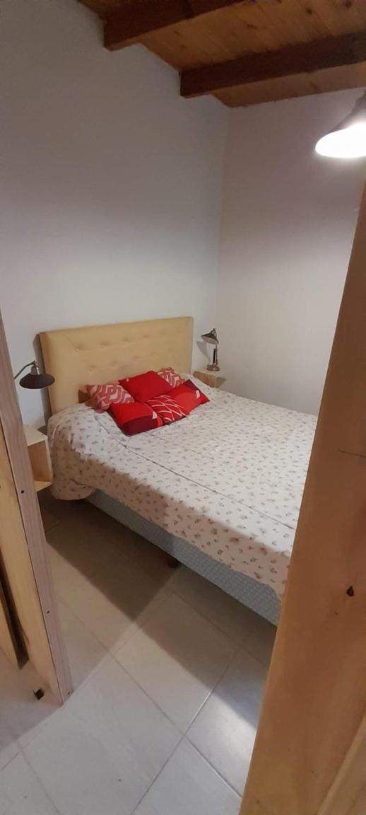 Casa con pileta, jardín, cochera y parrilla en Chascomús. Capac. 4 personas
