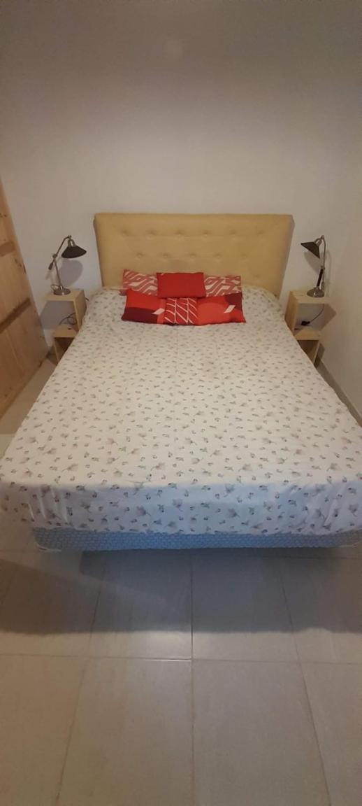 Casa con pileta, jardín, cochera y parrilla en Chascomús. Capac. 4 personas