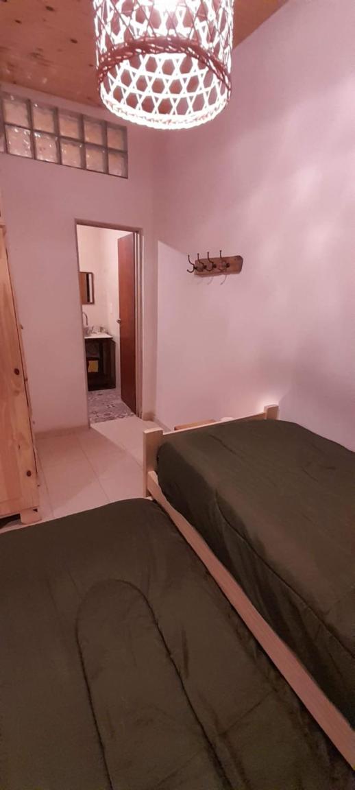 Casa con pileta, jardín, cochera y parrilla en Chascomús. Capac. 4 personas
