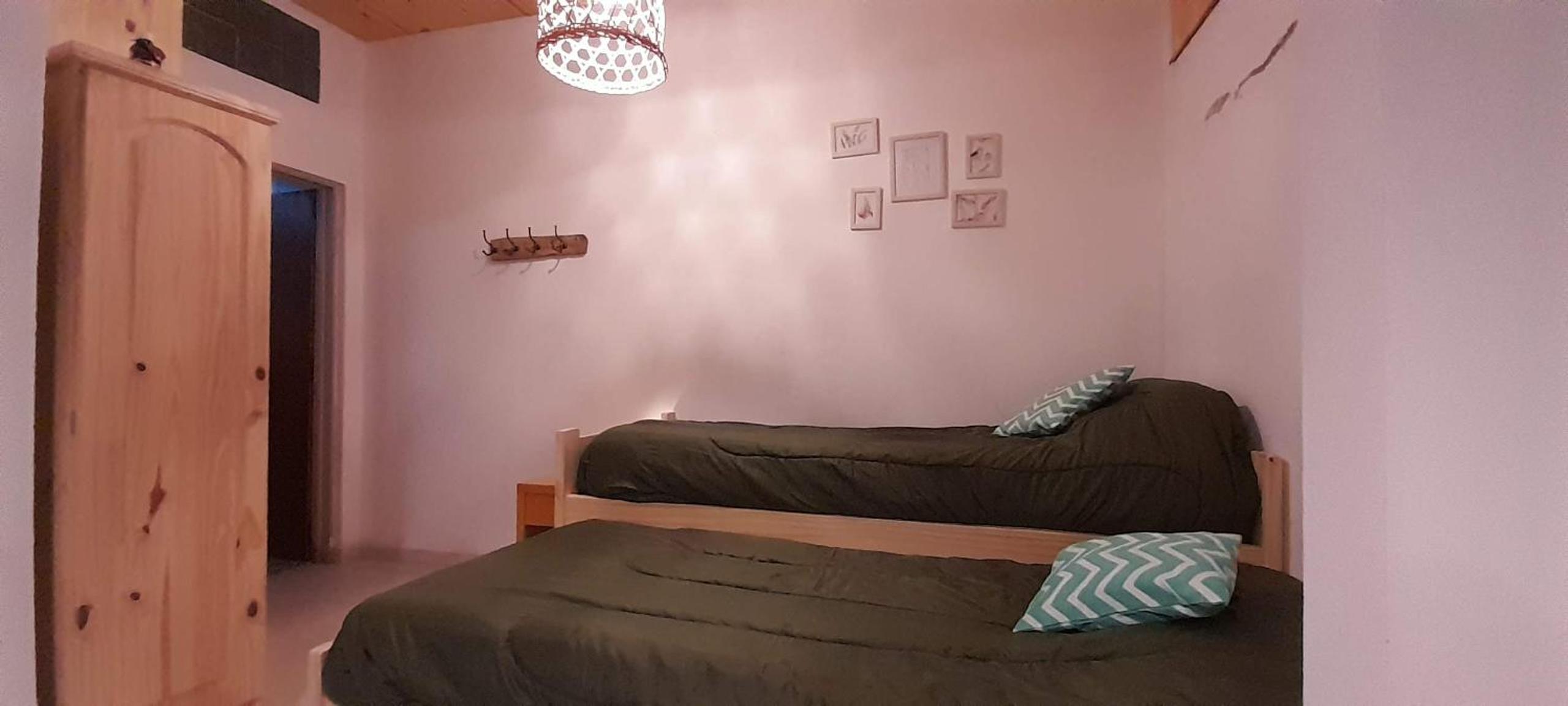 Casa con pileta, jardín, cochera y parrilla en Chascomús. Capac. 4 personas