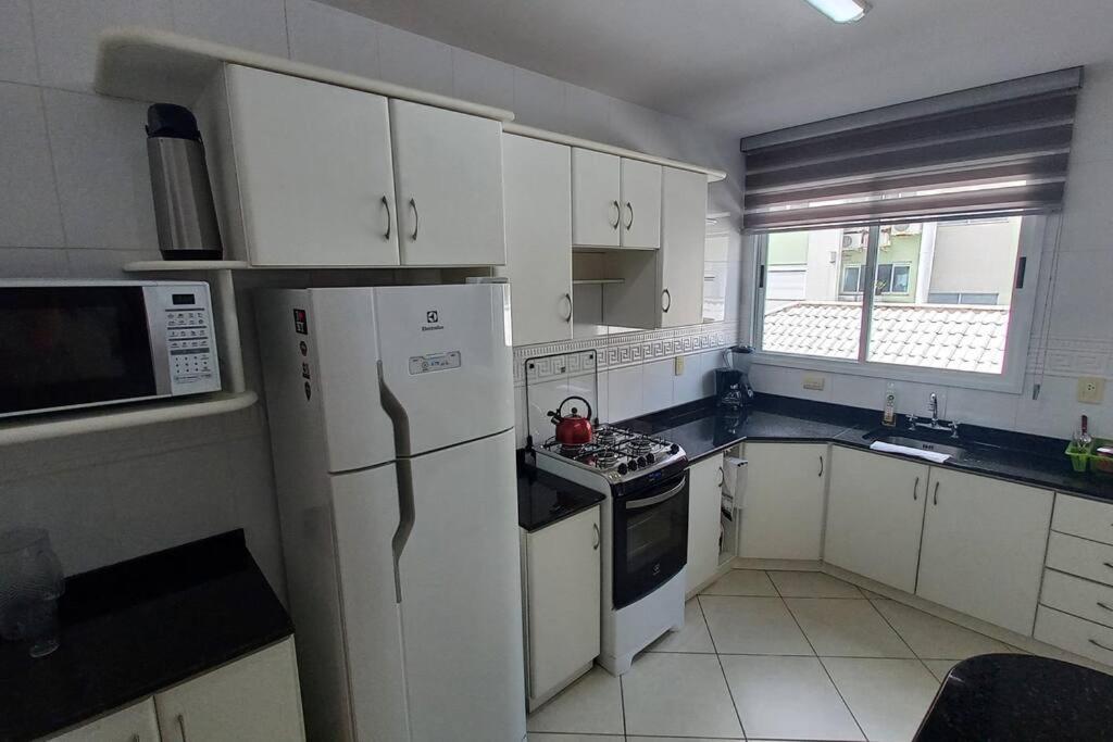 Condominio Agua Marinha, Praia Brava; 3 quartos, frente mar,