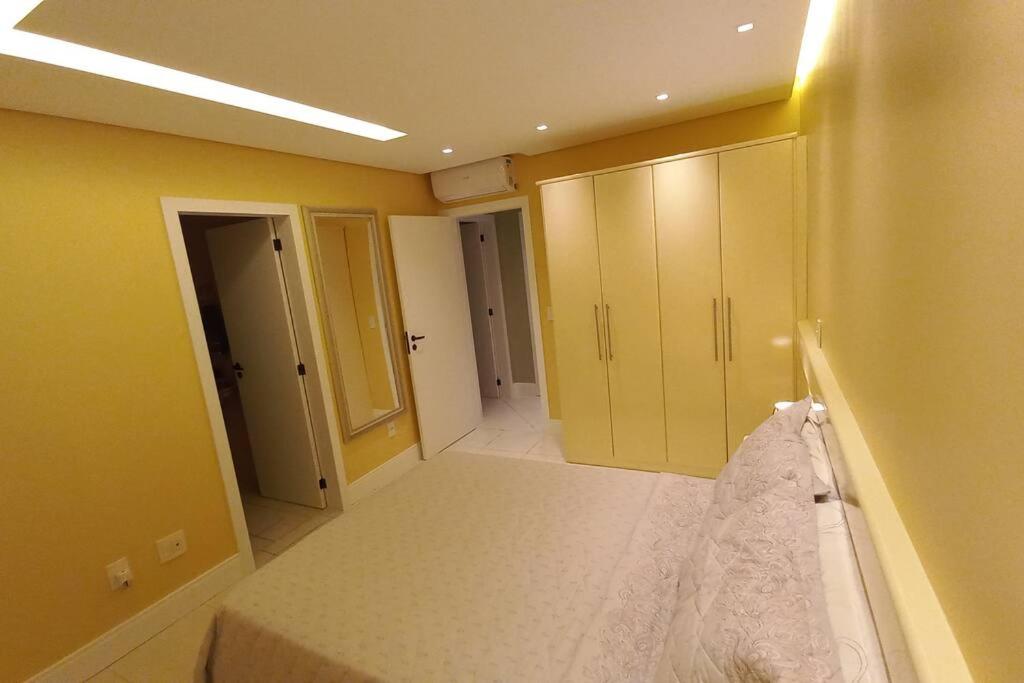 Condominio Agua Marinha, Praia Brava; 3 quartos, frente mar,